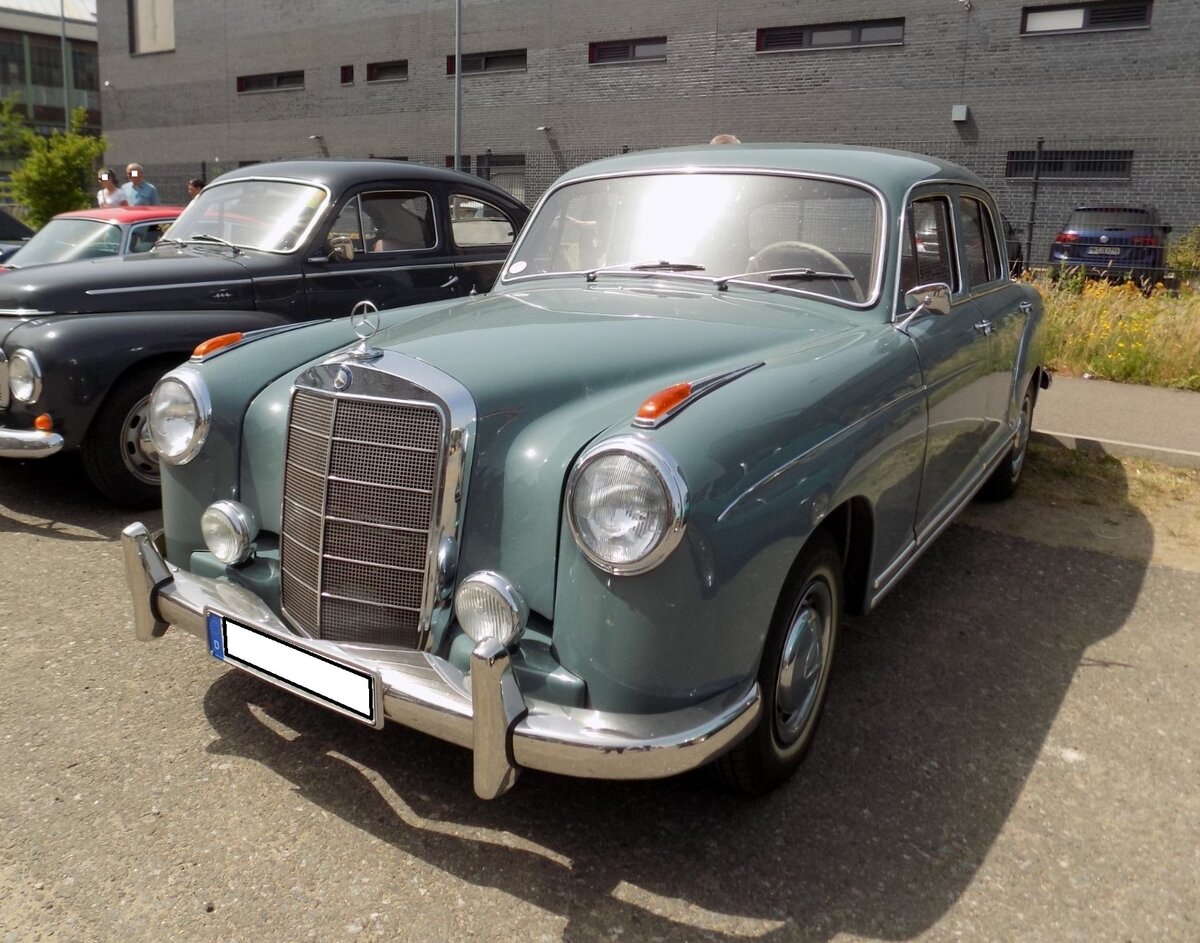 Mercedes Benz W180 II 220S Limousine. Die Baureihe W180 wurde im Jahr 1954 vorgestellt. Von der Optik her ähnelte dieses Modell dem ein Jahr früher vorgestellten W120. Von 1954 bis 1956 wurde der 220 produziert. Ab März 1956 wurde dann der W180-2, besser bekannt als 220S gebaut. Der W180-2 war äußerlich an hübscheren Chromverzierungen zu erkennen. Insgesamt verließen 55.279 Fahrzeuge dieses Typs die Werkshallen von Mercedes Benz. Der Grundpreis für ein solches Modell betrug DM 12.500,00. Der Sechszylinderreihenmotor hat einen Hubraum von 2195 cm³ und leistete bis zum Juli 1957 100 PS. Danach erhöhte sich die Leistung auf 106 PS. Oldtimertreffen an der  Alten Dreherei  in Mülheim an der Ruhr am 18.06.2022. 