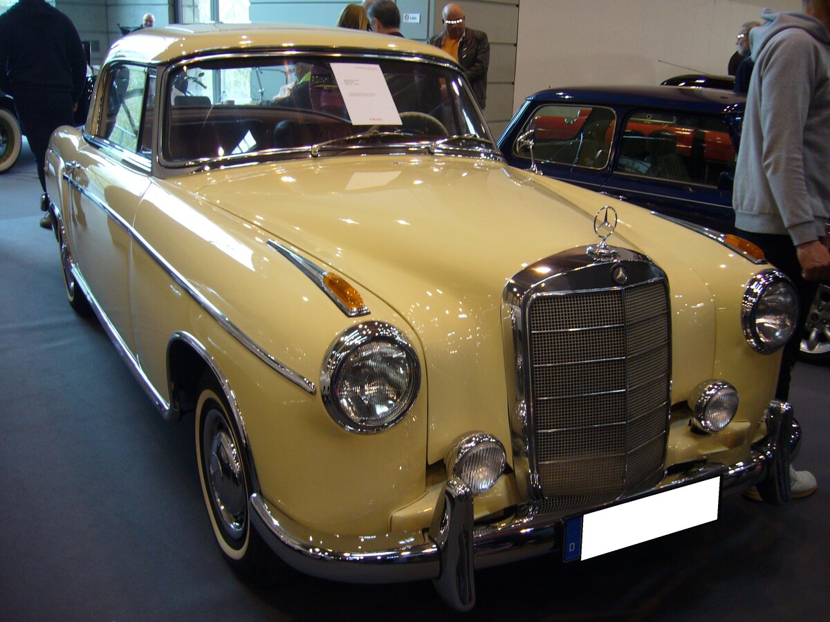 Mercedes Benz W180 II 220S Coupe aus dem Jahr 1959. Während die Limousine vom Typ W180 II bereits ab 1954 angeboten wurde, kamen das Coupe und das Cabriolet erst im Juli 1956 auf den Markt. Ein solches Cabriolet kostete bei einem Kaufpreis von DM 21500,00 fast doppelt so viel, wie die Limousine, die mit DM 12.500,00 in der Preisliste von Mercedes Benz stand. Der Mehrpreis für dieses Coupe hätte für den Erwerb von zwei VW Käfern gereicht. Der von einem Solex-Registervergaser  befeuerte  Sechszylinderreihenmotor hat einen Hubraum von 2195 cm³ und leistet 106 PS. Techno Classica Essen am 13.04.2023.