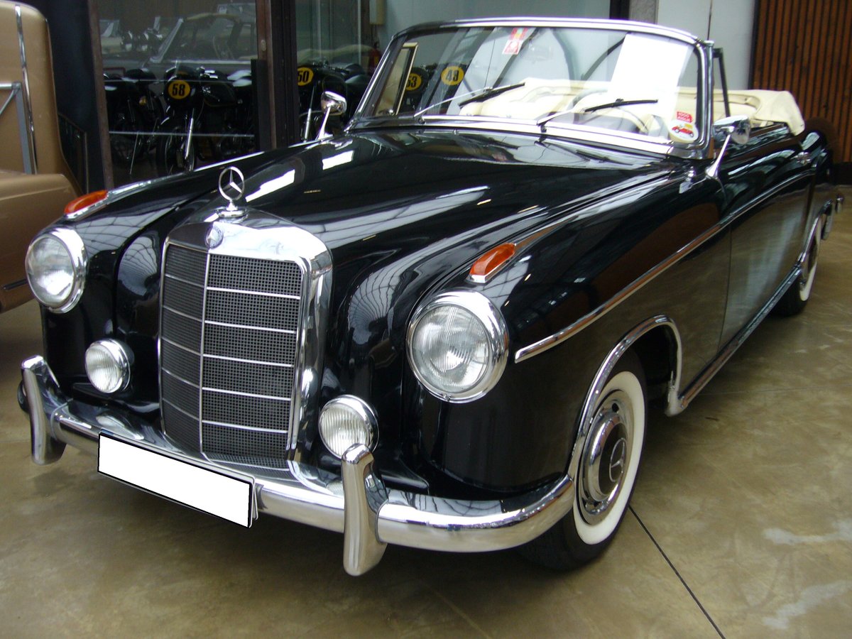 Mercedes Benz W180 II Cabriolet. 1956 - 1959. Ein solches Cabriolet kostete mit DM 21500,00 fast doppelt so viel, wie die Limousine (DM 12500,00). Der von einem Solex-Registervergaser  befeuerte  6-Zylinderreihenmotor hat einen Hubraum von 2195 cm³ und leistet 100 PS. Classic Remise Düsseldorf am 09.09.2017.