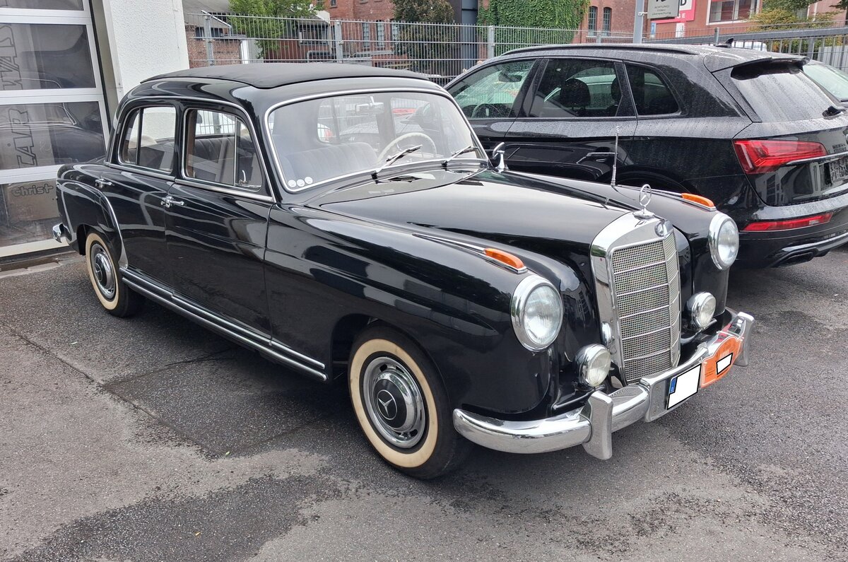Mercedes Benz W180/1 220a aus dem Jahr 1955. Der Typ 220a wirkte durch seinen etwas l�ngeren Radstand gelungener proportioniert als die eher  plumpen  Limousinen der Typen 180/190, von denen er ja abstammte. Vorgestellt wurde der 220a im M�rz 1954. die Produktion lief im Juni 1954 an und endete im April 1956. Insgesamt liefen in der knapp zweij�hrigen Produktionszeit 25.937 Wagen dieses Typs von den B�ndern. Ein solches Auto war damals ab DM 12.500,00 zu bekommen. Der Sechzylinderreihenmotor hat einen Hubraum von 2195 cm� und leistet 85 PS. Wenn die H�chstgeschwindigkeit von 150 km/h erreicht wurde, flossen aber auch 13.5 Liter Superbenzin durch den Doppel-Fallstromvergaser der Firma Solex. 13. Saarner Oldtimer-Cup am 30.08.2026 in M�lheim an der Ruhr/Saarn.