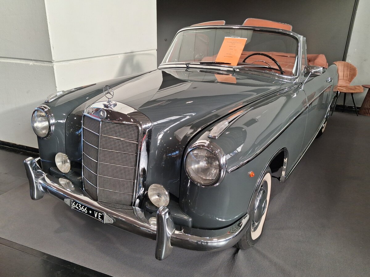 Mercedes Benz W180/2 220S Cabriolet. Dieses Modell war von 1956 bis 1959 im Verkaufsprogramm von Mercedes Benz. Das gezeigte Cabriolet wurde 1957 erstmalig in der norditalienischen Provinz Venezia zugelassen, deren Kfz-Kennzeichen er noch immer tr�gt. Ein solches Cabriolet kostete, bei einem Kaufpreis von DM 21500,00, fast doppelt so viel, wie die Limousine, die mit DM 12.500,00 in der Preisliste von Mercedes Benz stand. Der Mehrpreis f�r das Cabriolet h�tte f�r den Erwerb von zwei VW K�fern gereicht. Der von einem Solex-Registervergaser  befeuerte  Sechszylinderreihenmotor hat einen Hubraum von 2195 cm� und leistet 100 PS. Techno Classica Salon in Dortmund am 25.09.2026.
