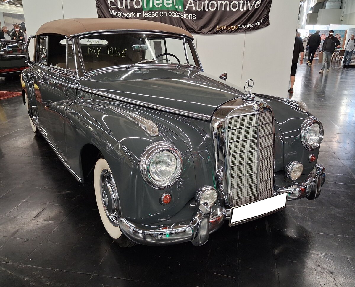 Mercedes Benz W186 III 300c Cabriolet D aus dem Jahr 1956. Die gro�en Mercedes Benz 300´er Modelle wurden, bzw. werden sie heute noch, als  Adenauer-Mercedes  bezeichnet, Nachdem der damalige Bundeskanzler Konrad Adenauer diese Baureihe als repr�sentatives Dienstfahrzeug nutzte. Das Cabriolet D dieser Baureihe war die viert�rige, offene, Ausf�hrung dieser exklusiven Baureihe und geh�rt zu den eindrucksvollsten deutschen Automobilen der so genannten Wirtschaftswunderzeit un wurde in diesem Modelljahr nur 51 mal produziert. Der gezeigte W186 III wurde im Mai 1956 gebaut und anschlie�end an den Erstbesitzer in den USA ausgeliefert. 60 Jahre sp�ter fand das Auto zur�ck in sein Heimatland. Ein solches Cabriolet D kostete damals mindestens DM 24.700,00. Der Sechszylinderreihenmotor dieser Sch�nheit hat einen Hubraum von 2996 cm� und leistet 125 PS. Techno Classica Salon in Dortmund am 25.09.2026.