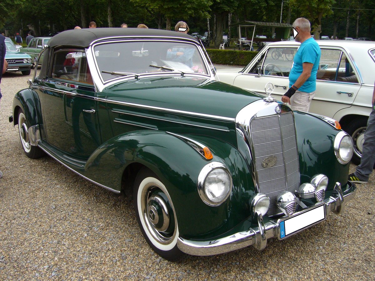 Mercedes Benz W187 220 Cabriolet A. 1951 - 1955. Der W187 wurde auf der Frankfurter Automobilausstellung im April 1951 vorgestellt. Im Verkaufsprogramm waren eine viertürige Limousine, ein Coupe, sowie die Cabriolet Modelle A und B. Die Karosserie hatte noch deutliche Anleihen am Modell W136 (170). Der 6-Zylinderreihenmotor mit 2195 cm³ Hubraum und 80 PS war jedoch eine Neuentwicklung. Ein solches Cabriolet A war ab DM 18860,00 zu haben. Oldtimertreffen an der Galopprennbahn Krefeld am 16.07.2017.