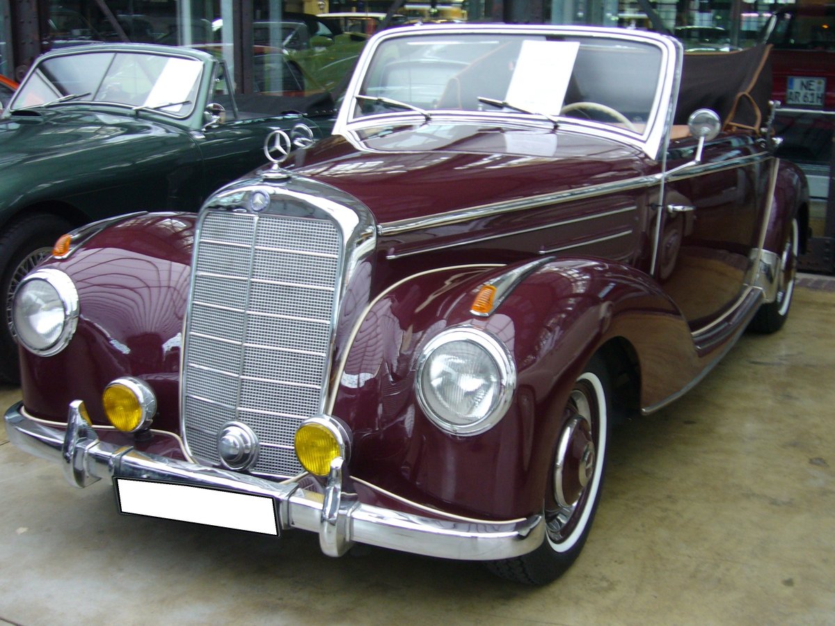 Mercedes Benz W187 220 Cabriolet A, produziert von 1951 bis 1955. Der W187 wurde auf der Frankfurter Automobilausstellung im April 1951 vorgestellt. Im Verkaufsprogramm waren eine viertürige Limousine, ein Coupe, sowie die Cabriolet Modelle A und B. Die Karosserie hatte noch deutliche Anleihen am Modell W136 (170). Der abgelichtete 220´er stammt aus dem Jahr 1952 und wurde ins Tessin erst ausgeliefert. Der Sechszylinderreihenmotor mit einem Hubraum von 2195 cm³ und 80 PS war jedoch eine Neuentwicklung. Ein solches Cabriolet A war ab DM 18.860,00 zu haben. Classic Remise Düsseldorf am 26.11.2020.