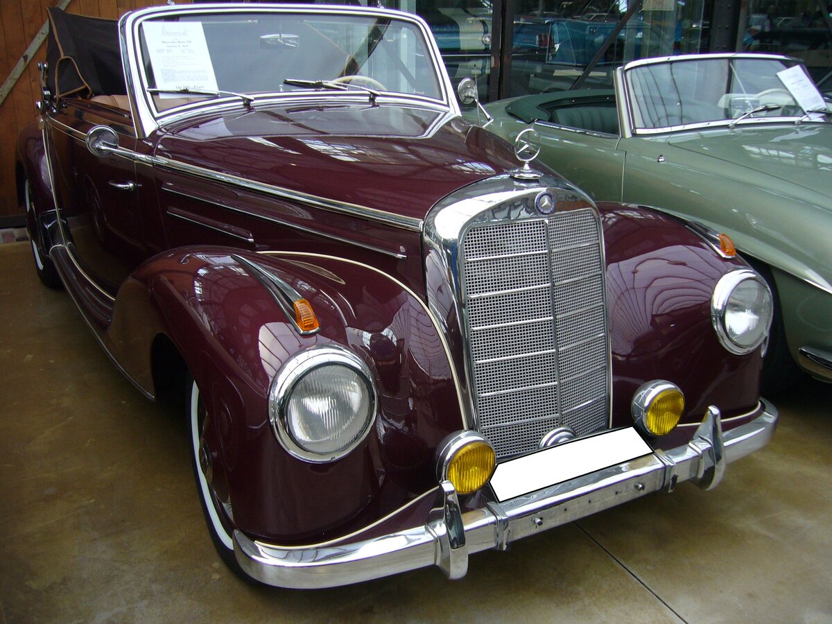 Mercedes Benz W187 220 Cabriolet A, produziert von 1951 bis 1955. Der W187 wurde auf der Frankfurter Automobilausstellung im April 1951 vorgestellt. Im Verkaufsprogramm waren eine viertürige Limousine, ein Coupe, sowie die Cabriolet Modelle A und B. Die Karosserie hatte noch deutliche Anleihen am Modell W136 (170). Der abgelichtete 220´er stammt aus dem Jahr 1952 und wurde ins Tessin erst ausgeliefert. Der Sechszylinderreihenmotor mit einem Hubraum von 2195 cm³ und 80 PS war jedoch eine Neuentwicklung. Ein solches Cabriolet A war ab DM 18.860,00 zu haben. Jetzt kostet er übrigens € 116.500,00. Classic Remise Düsseldorf am 15.08.2021.
