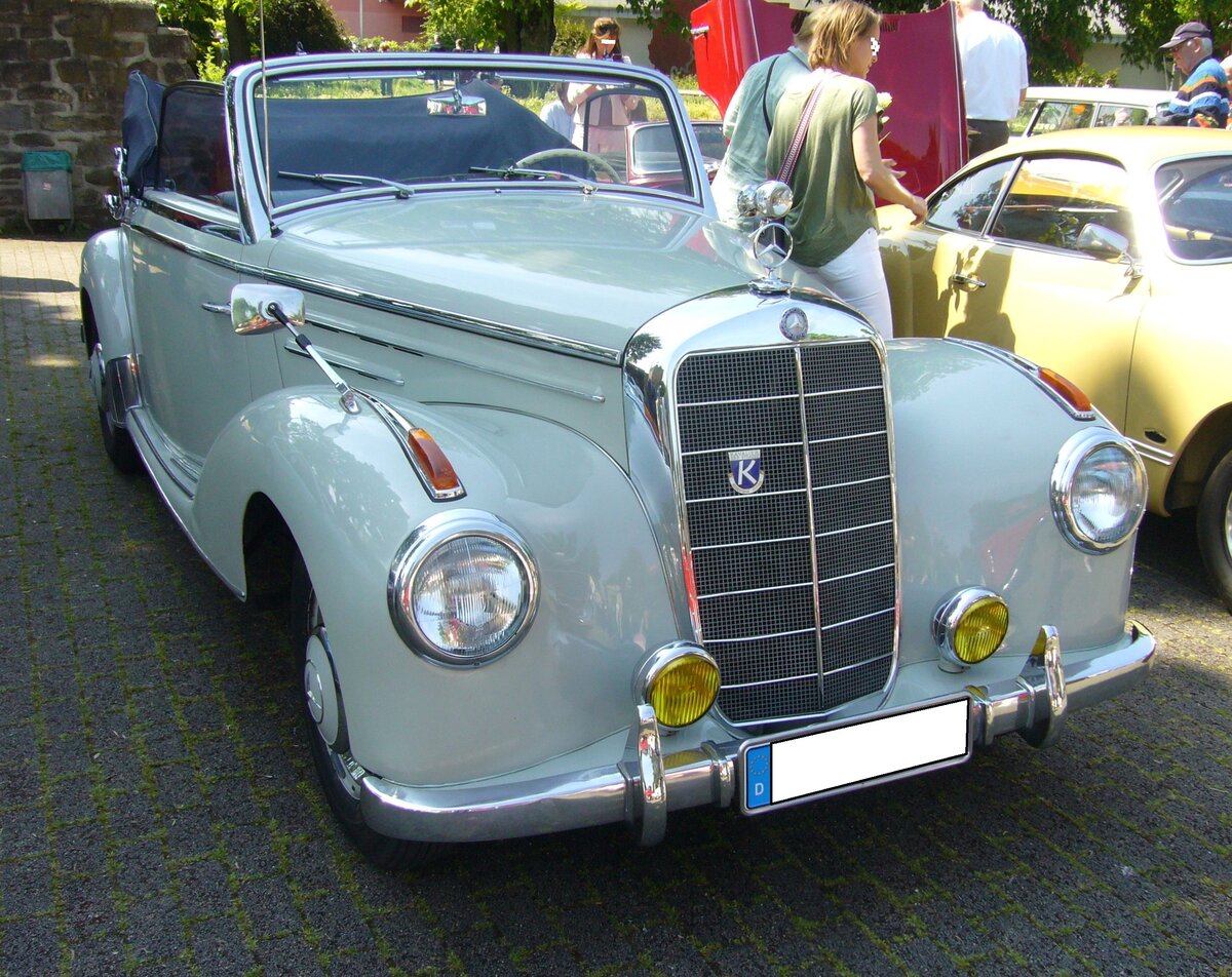 Mercedes Benz W187 220 Cabriolet A, produziert von 1951 bis 1955. Der W187 wurde auf der Frankfurter Automobilausstellung im April 1951 vorgestellt. Im Verkaufsprogramm waren eine viertürige Limousine, ein Coupe, sowie die Cabriolet Modelle A und B. Die Karosserie hatte noch deutliche Anleihen am Modell W136 (170). Der abgelichtete 220´er stammt aus dem Jahr 1952 und wurde ins Tessin erst ausgeliefert. Der Sechszylinderreihenmotor mit einem Hubraum von 2195 cm³ und 80 PS war jedoch eine Neuentwicklung. Ein solches Cabriolet A war ab DM 18.860,00 zu haben. 4. Oldtimertreffen an der  Burgruine  Essen-Burgaltendorf am 14.05.2023.