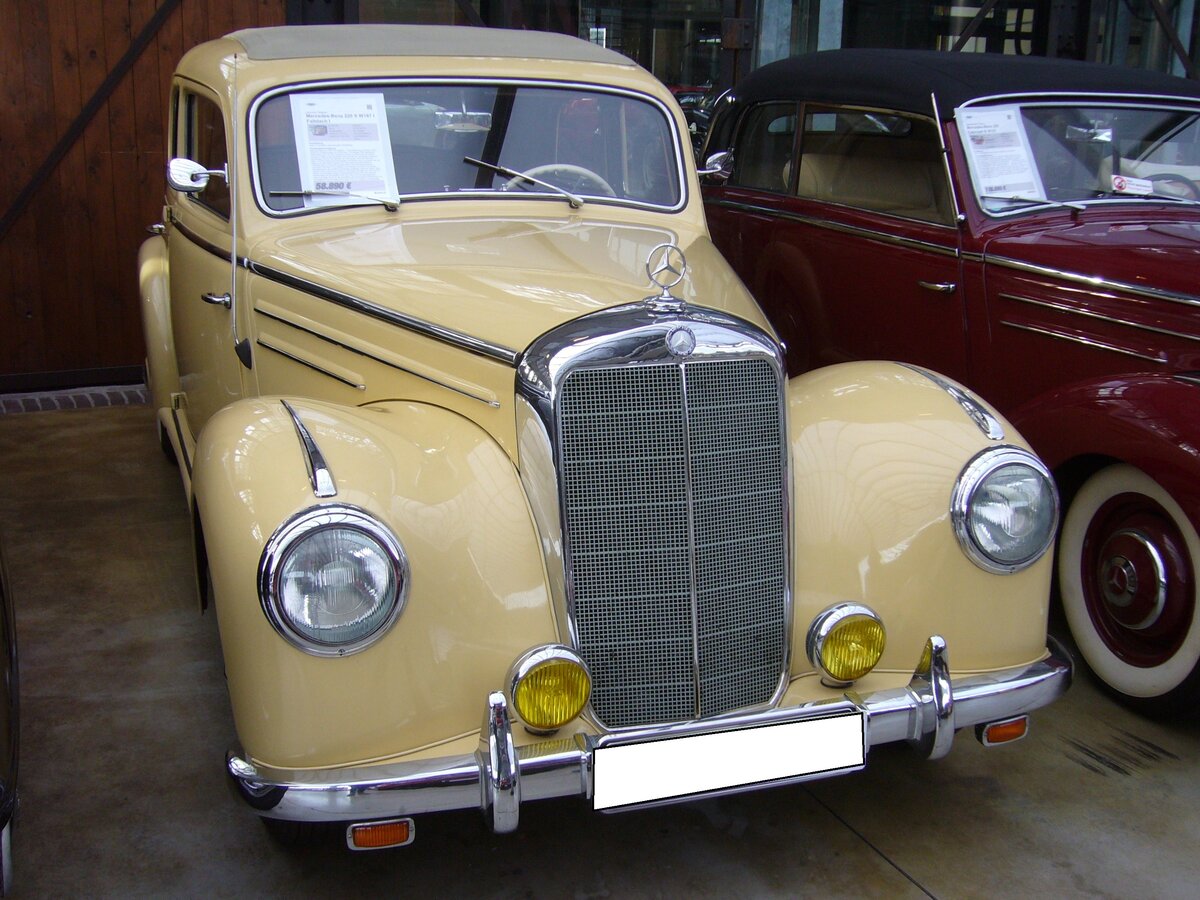 Mercedes Benz W187 Limousine von 1952. Die Baureihe W187 wurde im Frühjahr 1951 auf der IAA Frankfurt vorgestellt. Im Grunde handelt es sich um einen Mercedes Benz der Baureihe W136 (170V), dessen Vorderwagen verlängert wurde, um einen Sechszylinderreihenmotor zu verbauen. Außerdem wurden bei diesem Modell die Scheinwerfer in die Kotflügel integriert. Bei diesem  Sechsender  handelte es sich um den ersten nach WW2 neu entwickelten Motor der Untertürkheimer. Dieser Motor hat einen Hubraum von 2195 cm³ und leistet 80 PS. Classic Remise Düsseldorf am 22.02.2023.