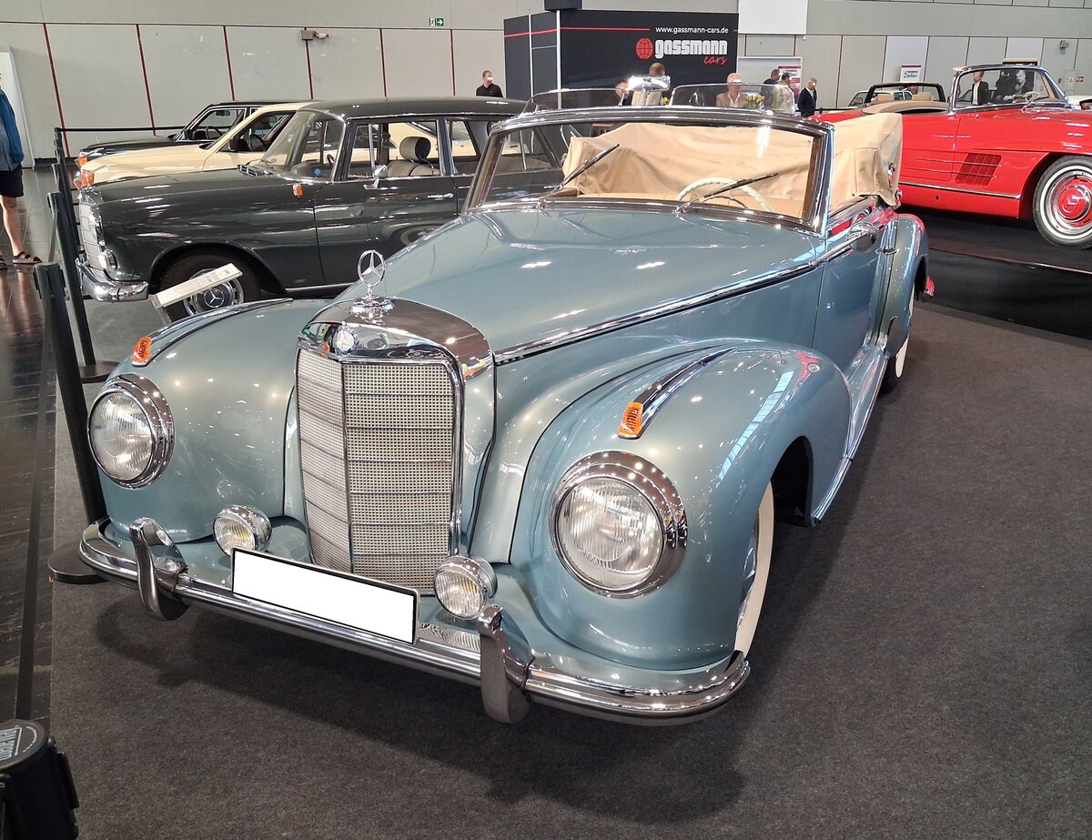 Mercedes Benz W188 I 300S Cabriolet, gebaut in den Jahren von 1951 bis 1955 in nur 141 Exemplaren. Beim W188 handelt es sich um das Cabriolet bzw. Coupe auf dem verk�rzten Chassis des so genannten  Adenauer  Mercedes. Der abgelichtete Wagen wurde im zweiten Modelljahr, also 1952 gebaut. Bis 1954 war das Modell mit einem Sechszylinderreihenmotor ausger�stet, das aus einem Hubraum 2996 cm� 150 PS leistet. Danach folgte der W188 II der statt der drei Fallstromvergaser von Solex mit einer Einspritzpumpe von Bosch ausger�stet war. Dieses brachte eine Mehrleistung von 25 PS. Techno Classica Salon in Dortmund am 25.09.2026.