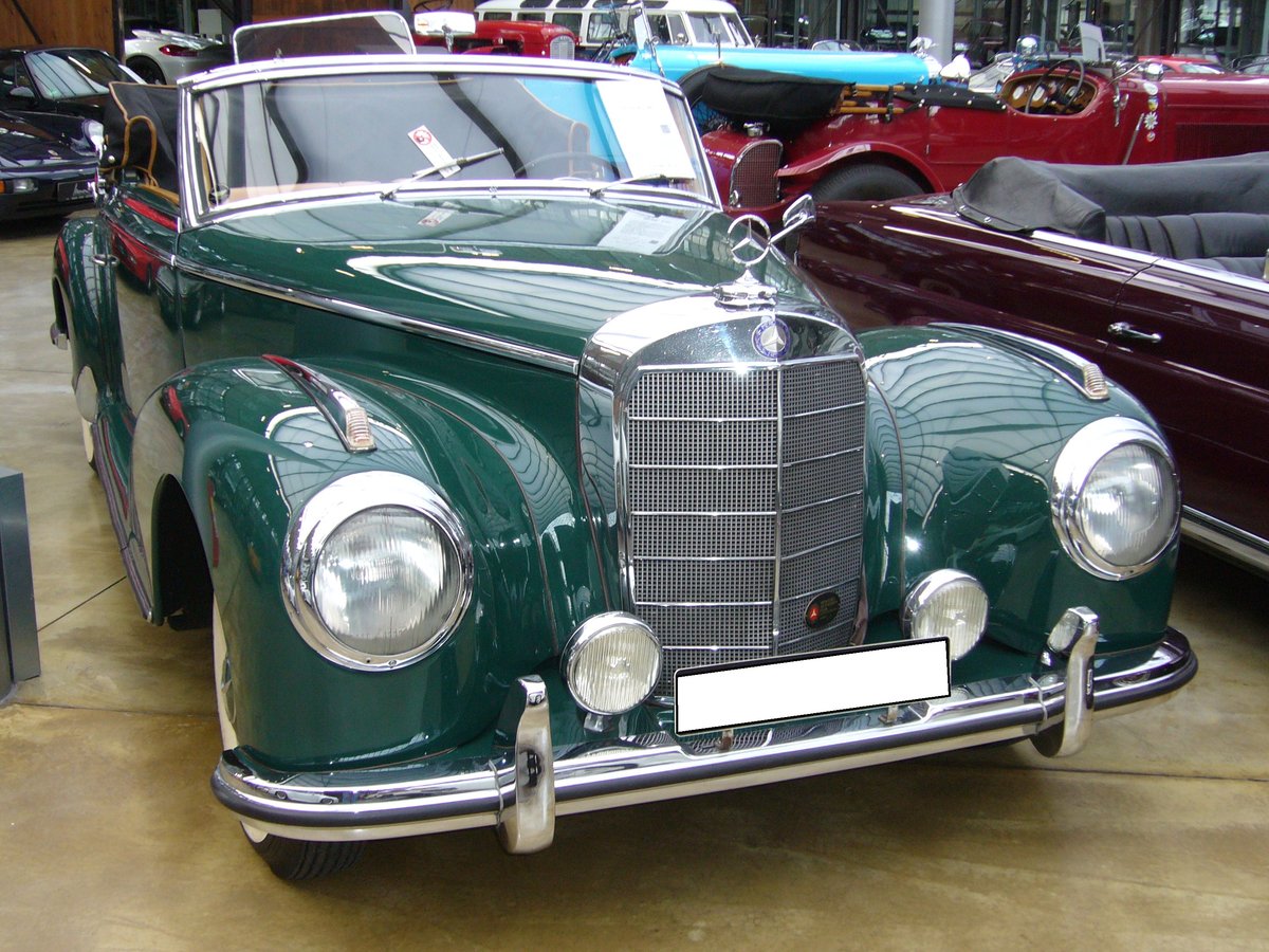 Mercedes Benz W188 I Cabriolet. 1951 - 1955. Beim W188 handelt es sich um das Cabriolet bzw. Coupe auf der Basis des  Adenauer  Mercedes. Der abgelichtete Wagen entstammt dem Baujahr 1954. Bis 1955 war das Modell mit einem 6-Zylinderreihenmotor ausgerüstet, das aus einem Hubraum 2996 cm³ 150 PS leistet. Danach folgte der W188 II der statt der drei Fallstromvergaser von Solex mit einer Einspritzpumpe von Bosch ausgerüstet war. Dieses brachte eine Mehrleistung von 25 PS. Classic Remise Düsseldorf am 26.02.2017.