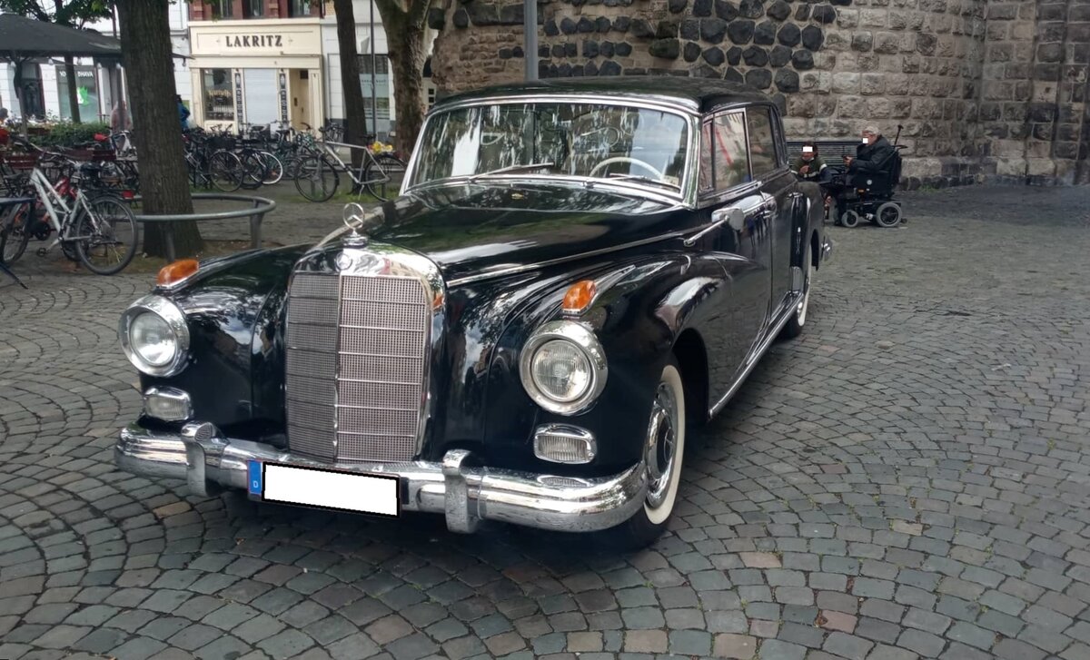 Mercedes Benz W189 300d, gebaut in den Jahren von 1957 bis 1962. Der 300d war die letzte Ausbaustufe des bereits 1951 vorgestellten W186 II Typ 300 (genannt  Adenauer-Mercedes ). Er wurde während seiner Produktionszeit mehrfach modernisiert. Der Sechszylinderreihenmotor wird von einer Bosch-Einspritzpumpe mit Kraftstoff versorgt. Aus einem Hubraum von 2996 cm³ leistet der Wagen 160 PS und macht ihn 170 km/h schnell. Köln am 29.05.2022.
