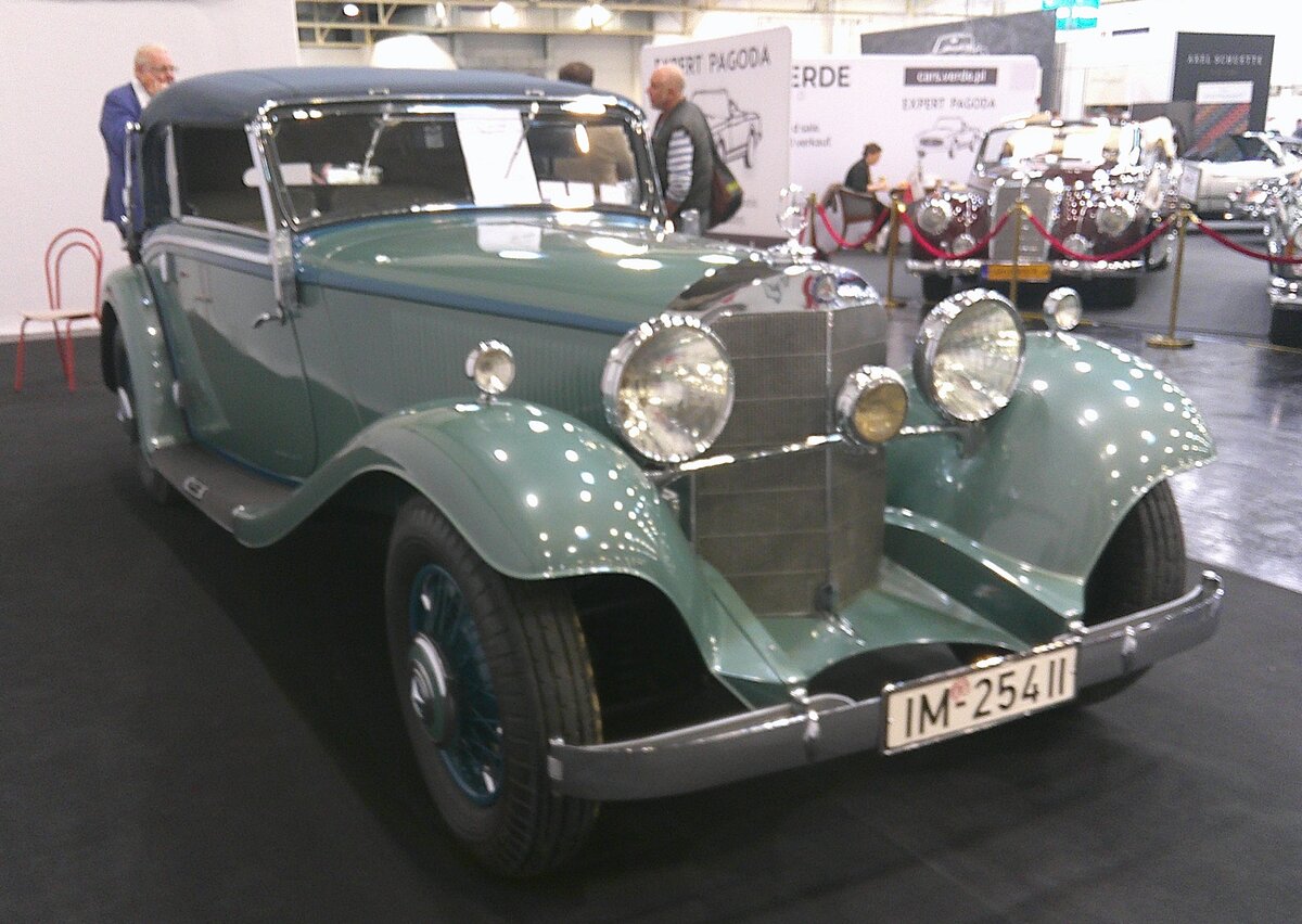 Mercedes Benz W22 380K Kompressor aus dem Jahr 1934. Die Baureihe W22 wurde nur in den Jahren 1933 und 1934 gefertigt und war in etlichen Karosserieversionen lieferbar. Hier konnte ich ein Cabriolet C ablichten. Wie an dem K in der Typenbezeichnung zu erkennen ist, handelt es sich hier um ein Fahrzeug mit einem eingebauten Kompressor. Bei den Kompressor-Modellen gab es allerdings zwei Versionen. Hier ist nicht ersichtlich um welche der beiden Versionen es sich handelt. Beide Modelle haben einen Achtzylinderreihenmotor mit einem Hubraum von 3823 cm³. Version 1 hat einen angebauten Kompressor und leistet normal 90 PS. Wird der Kompressor zugeschaltet, erhöht sich die Leistung auf 120 PS. Version 2 hat einen integrierten Kompressor mit einer normalen Leistung von 90 PS. Wird hier der Kompressor zugeschaltet, erhöht sich dies sogar auf 140 PS. Der Verbrauch von 23 Litern Benzin auf 100 Kilometern war bei beiden Varianten gleich. Gemäß dem Kennzeichen mit der Buchstabenkennung IM müsste der Wagen in der damaligen Provinz Sachsen zugelassen gewesen sein. Retro Classics in Essen am 09.04.2026.