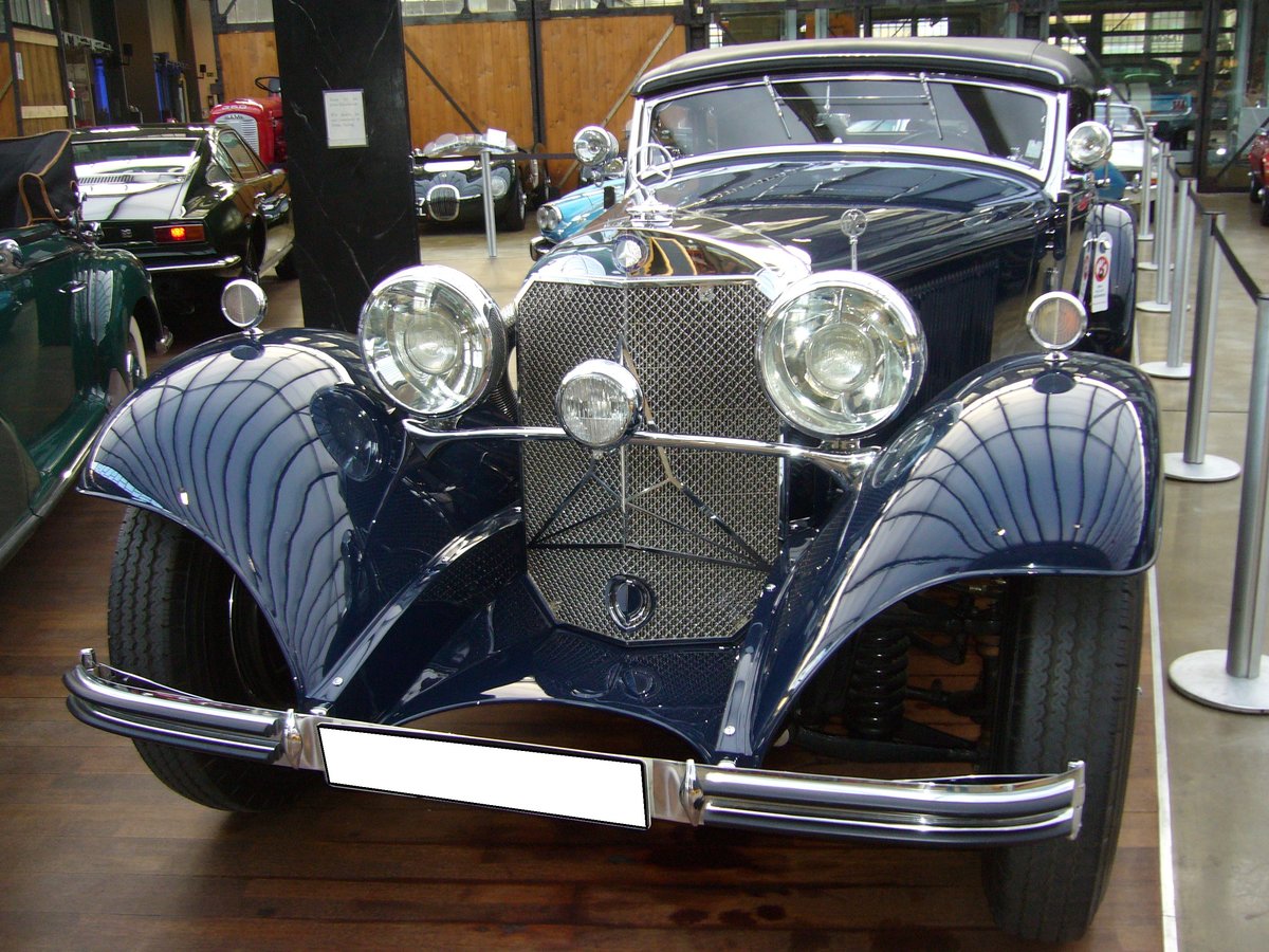 Mercedes Benz W29 500K Cabriolet A. 1934 - 1936. Der 500K wurde im Februar 1934 auf der Berliner Automobil Ausstellung vorgestellt. Der 8-Zylinderreihenmotor hat einen Hubraum von 5018 cm³ und leistet 100 PS. Die Leistung steigert sich bei Zuschaltung des zweiflügeligen Roots-Gebläse auf 160 PS. Classic Remise Düsseldorf am 06.11.2016.