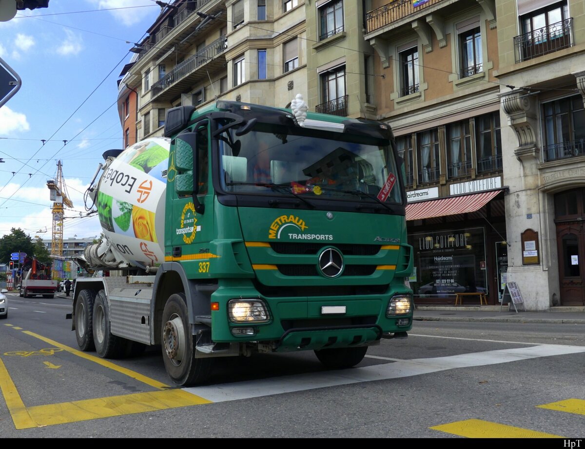 Mercedes Betonmischer unterwegs in Lausanne am 21.09.2021