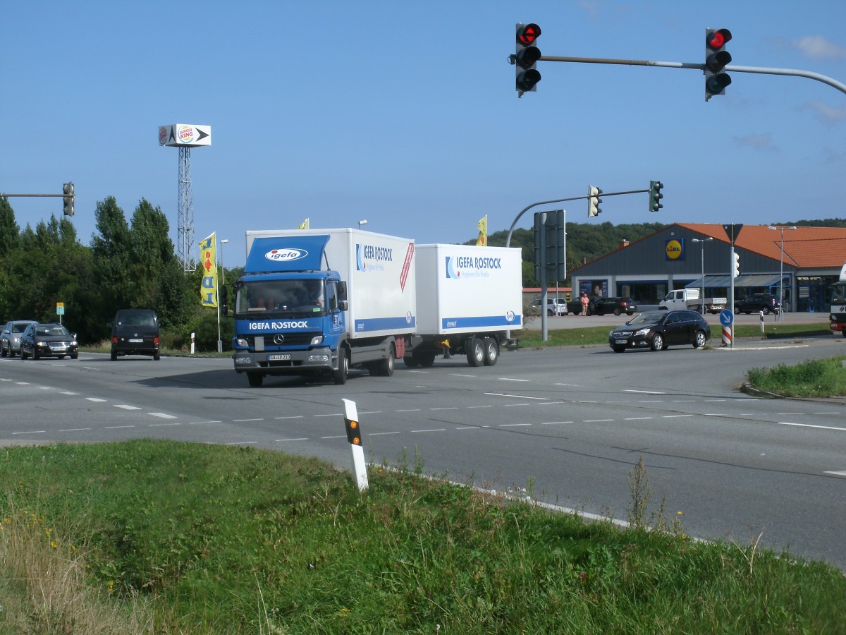 Mercedes Hngerzug bog bei Bergen/Rgen,am 05.September 2013,auf die Bundesstrae 96.