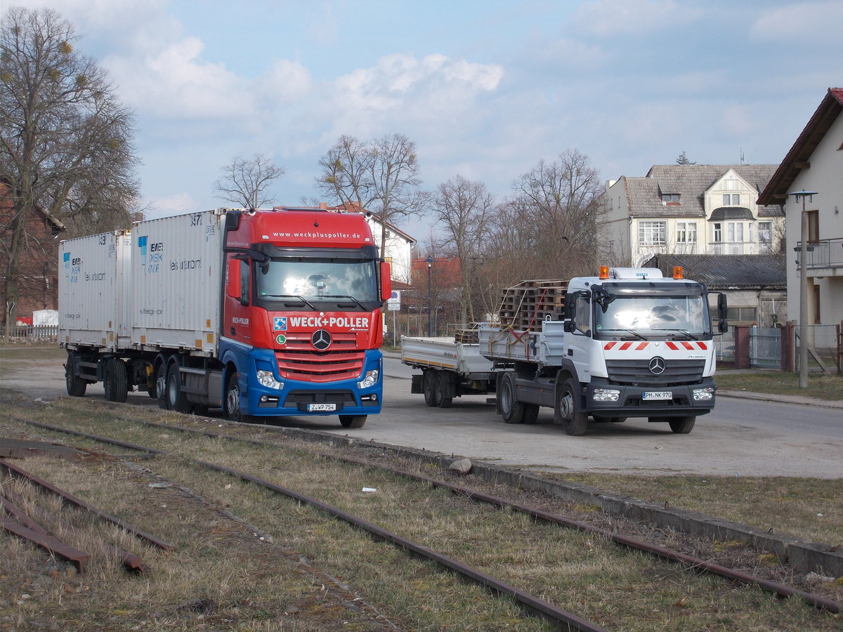 Mercedes Hängerzug und Mercedes Kipper mit Anhang,am 19.März 2016,am Bahnhof in Werneuchen.