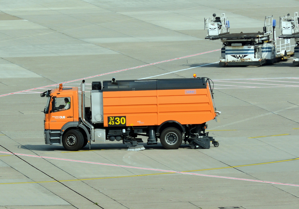 Mercedes Kehrmaschine dreht ihre Runden auf dem Flughafen Düsseldorf - 04.09.2014