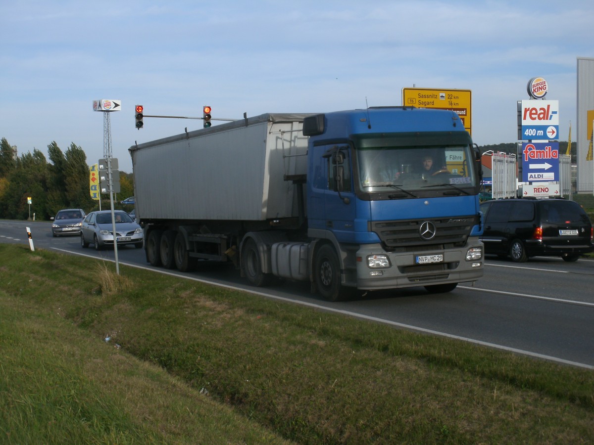 Mercedes Kipper unterwegs,am 04.Oktober 2013,bei Bergen/Rgen.