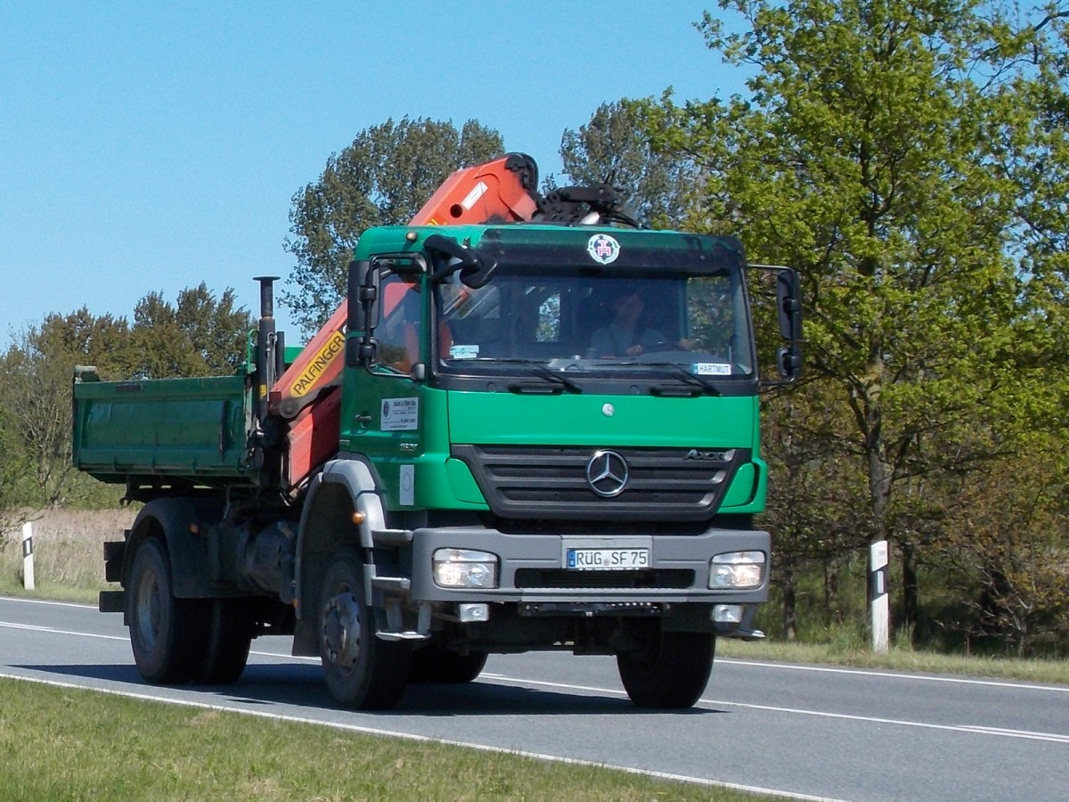 Mercedes-Kipper unterwegs,am 16.Mai 2014,auf der B96 bei Bergen/Rügen.