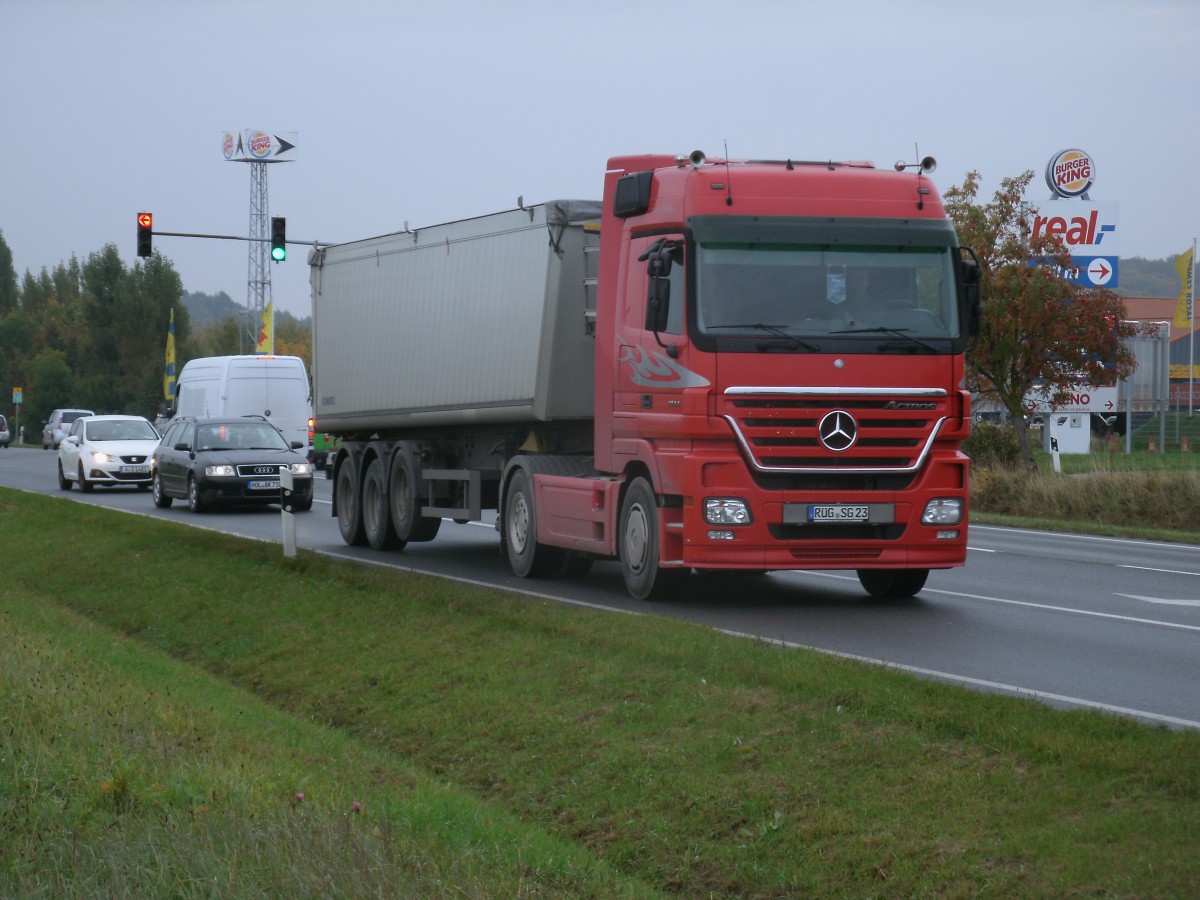 Mercedes Kipper,am 10.Oktober 2013,unterwegs bei Bergen/Rgen.