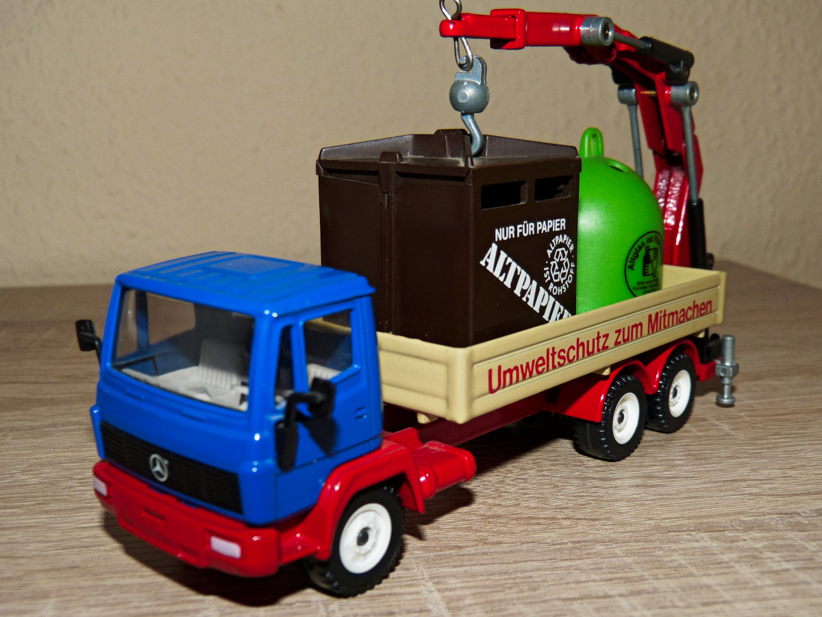 Mercedes LK mit Kran zum Transport von  Iglo -Containern. SIKU aus Mitte der 90er Jahre. Eigene Sammlung 18.04.2015