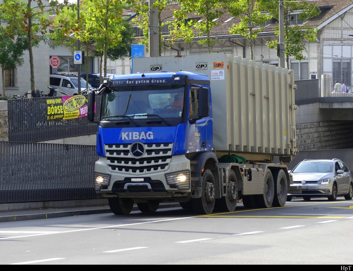 Mercedes mit Container unterwegs in Winterthur am 22.09.2021