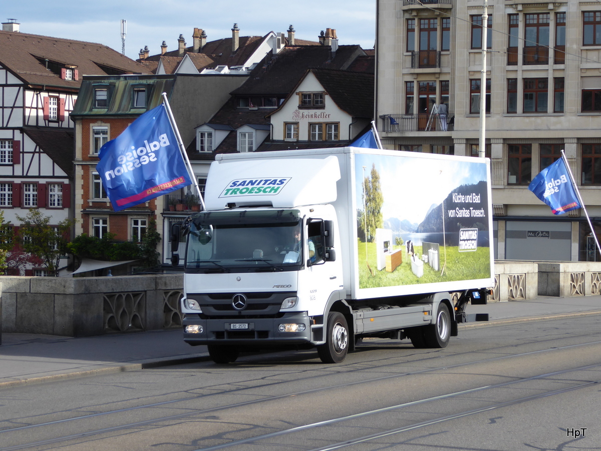 Mercedes mit Kastenaufbau unterwegs in der Stadt Basel am 06.10.2015