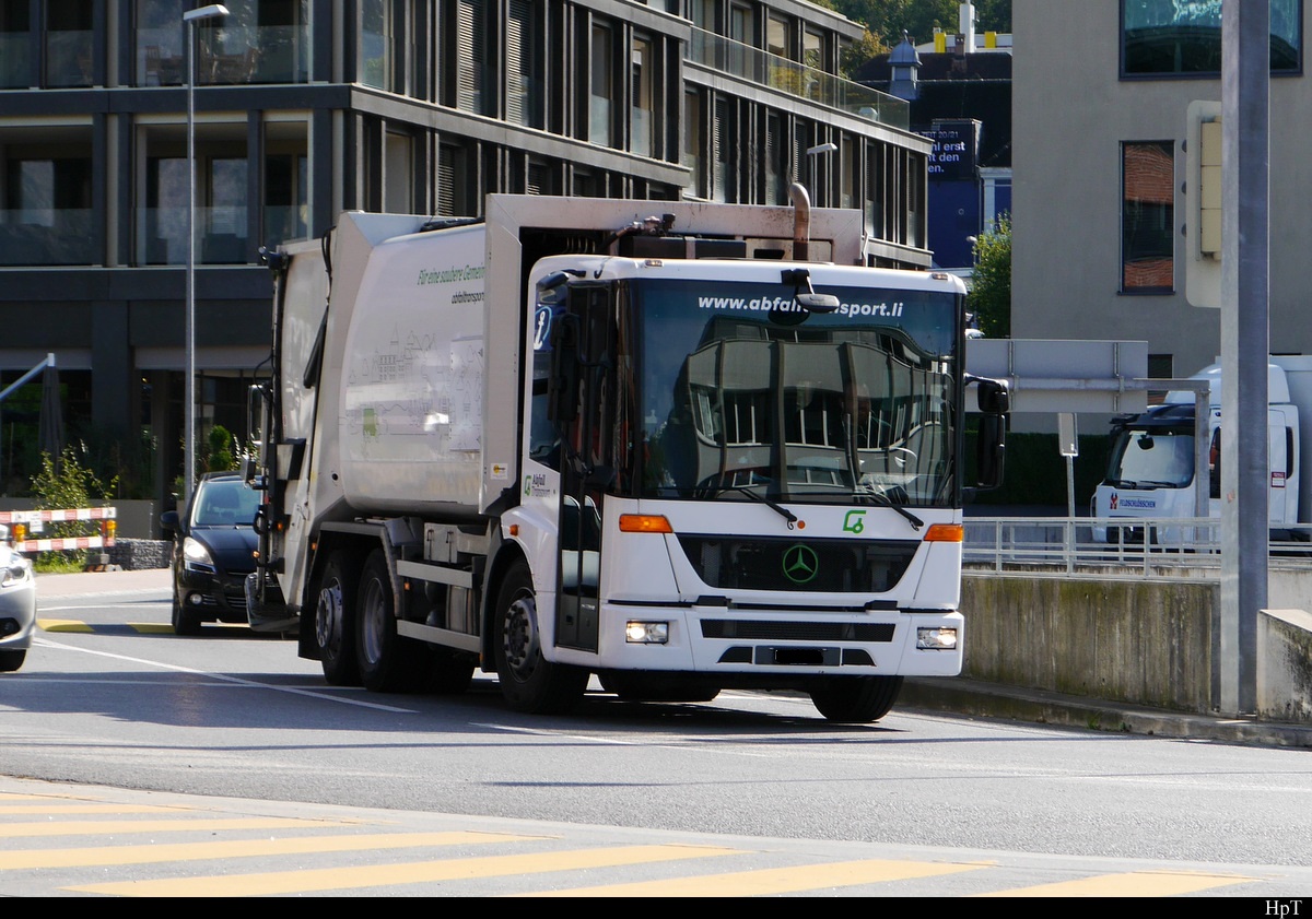 Mercedes Müllwagen unterwegs in Schaan/FL am 30.09.2020