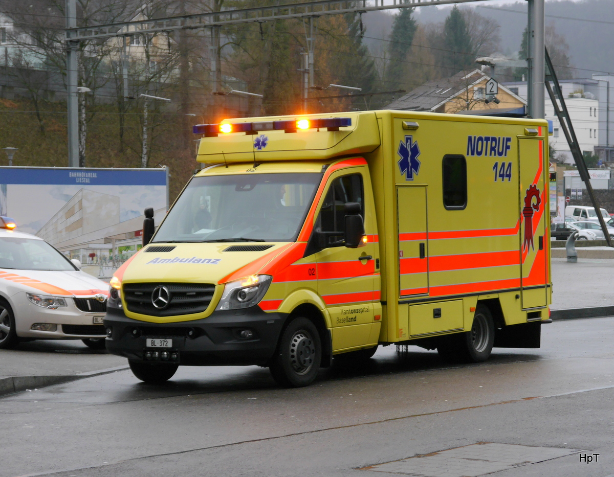 Mercedes Rettungswagen im Einsatz vor dem Bahnhof in Liestal am 23.12.2017