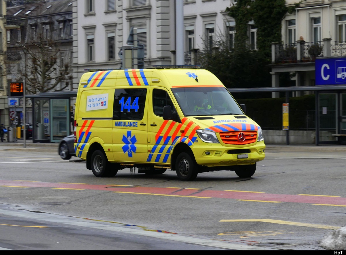 Mercedes Rettungswagen unterwegs in Solothurn am 31.01.2021