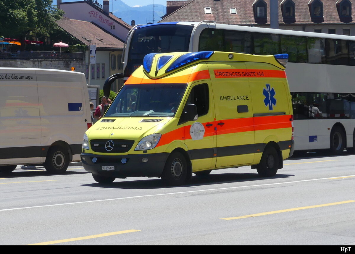 Mercedes Rettungswagen unterwegs in der Stadt Lausanne am 02.07.2022