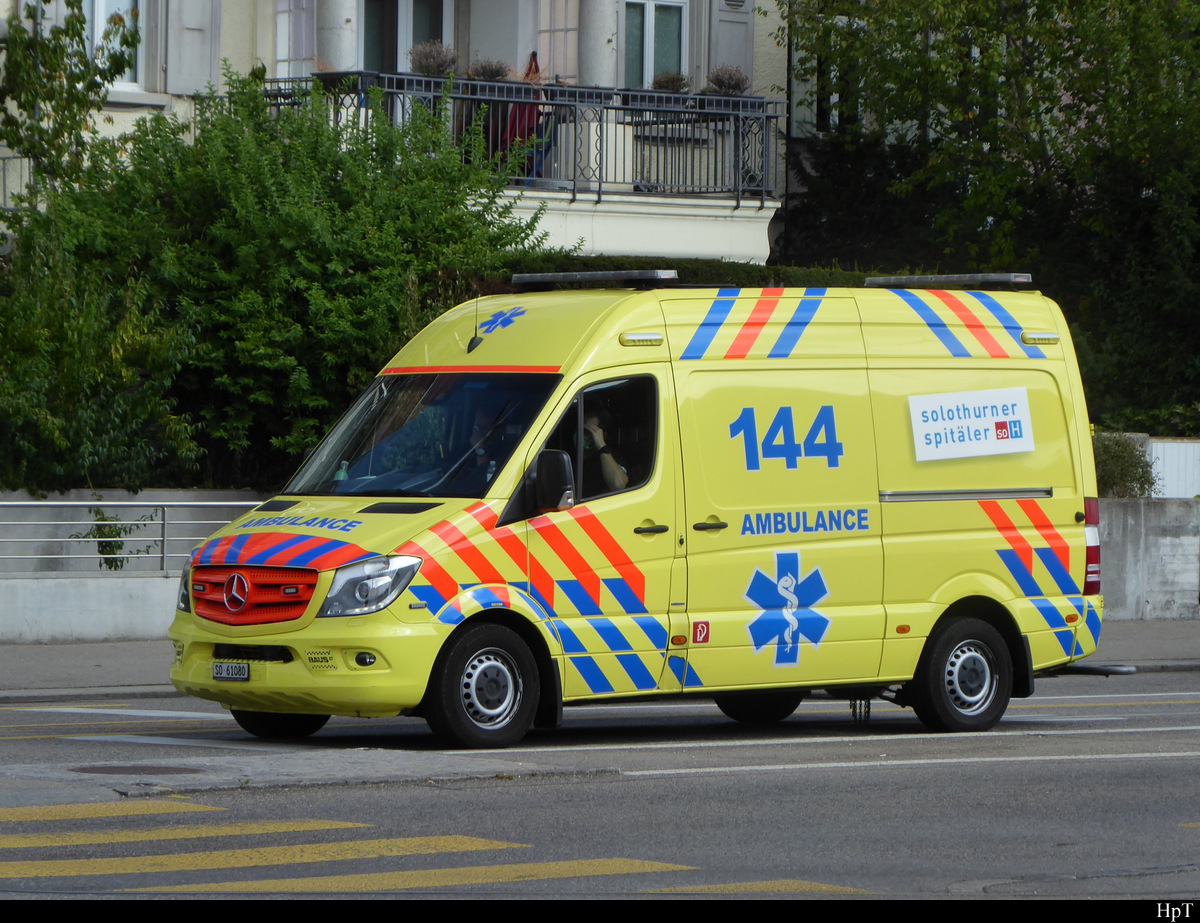 Mercedes Rettungswagen unterwegs in der Stadt Solothurn am 22.09.2020