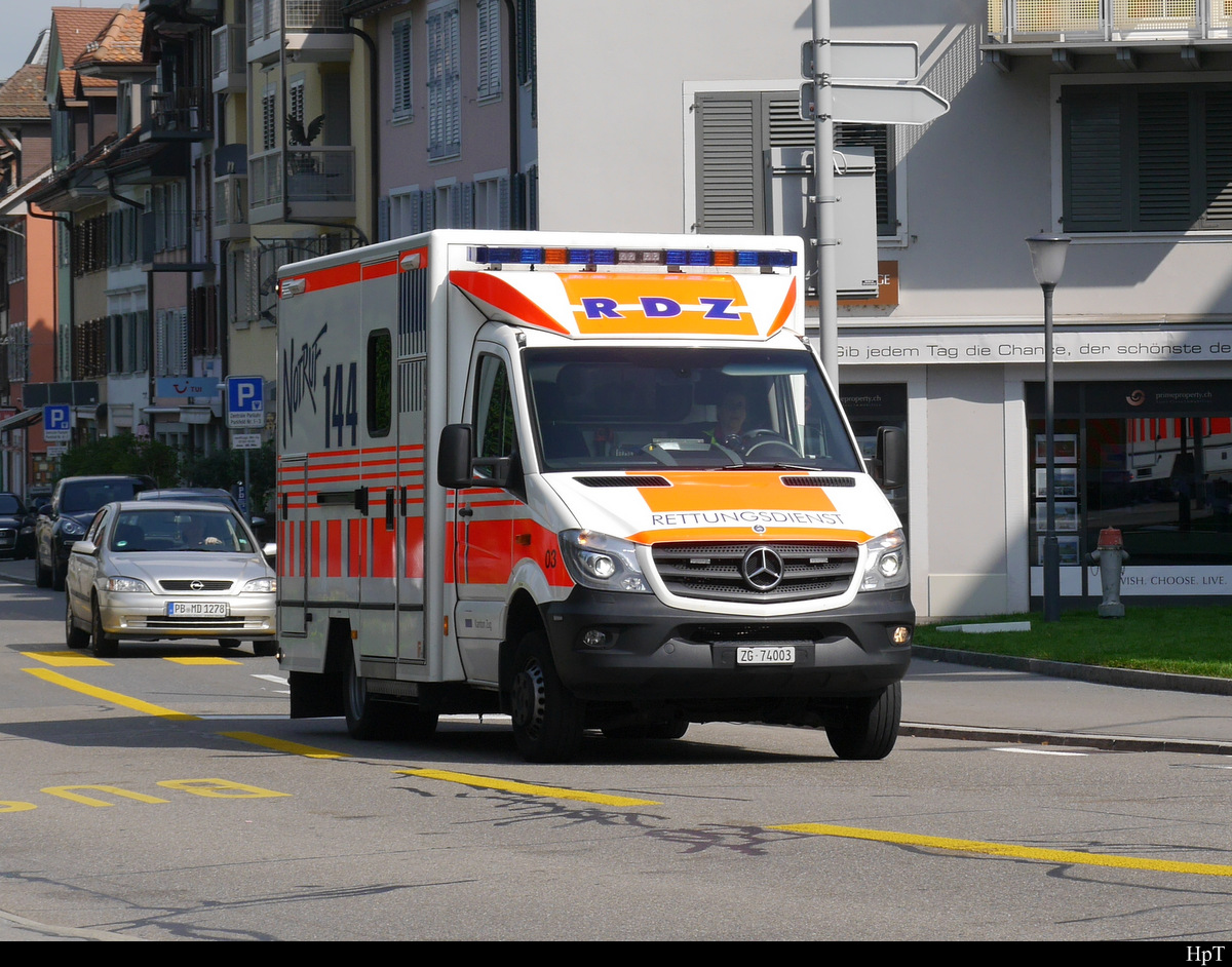Mercedes Rettungswagen unterwegs in der Stadt Zug am 24.08.2019