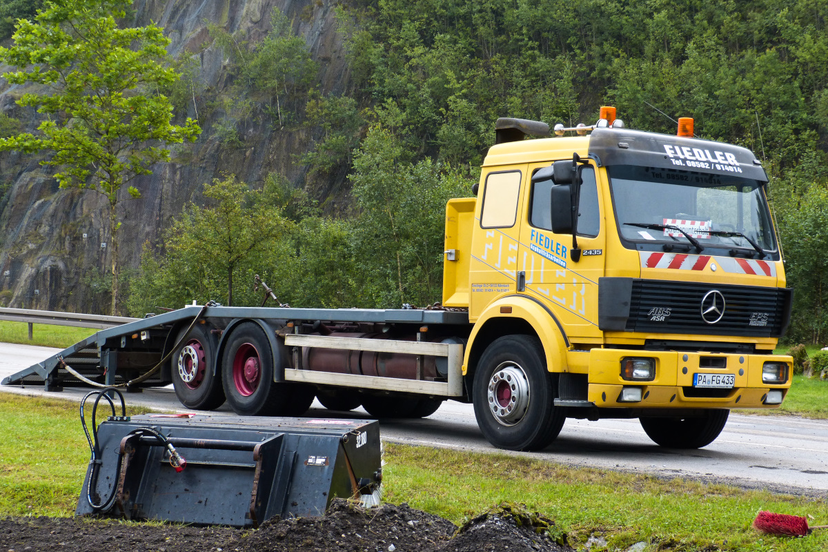 Mercedes SK 2435 Tieflader zum Transport von Baumaschinen. Abgestellt auf der Straßenbaustelle der B85 bei Regen 06.08.2016