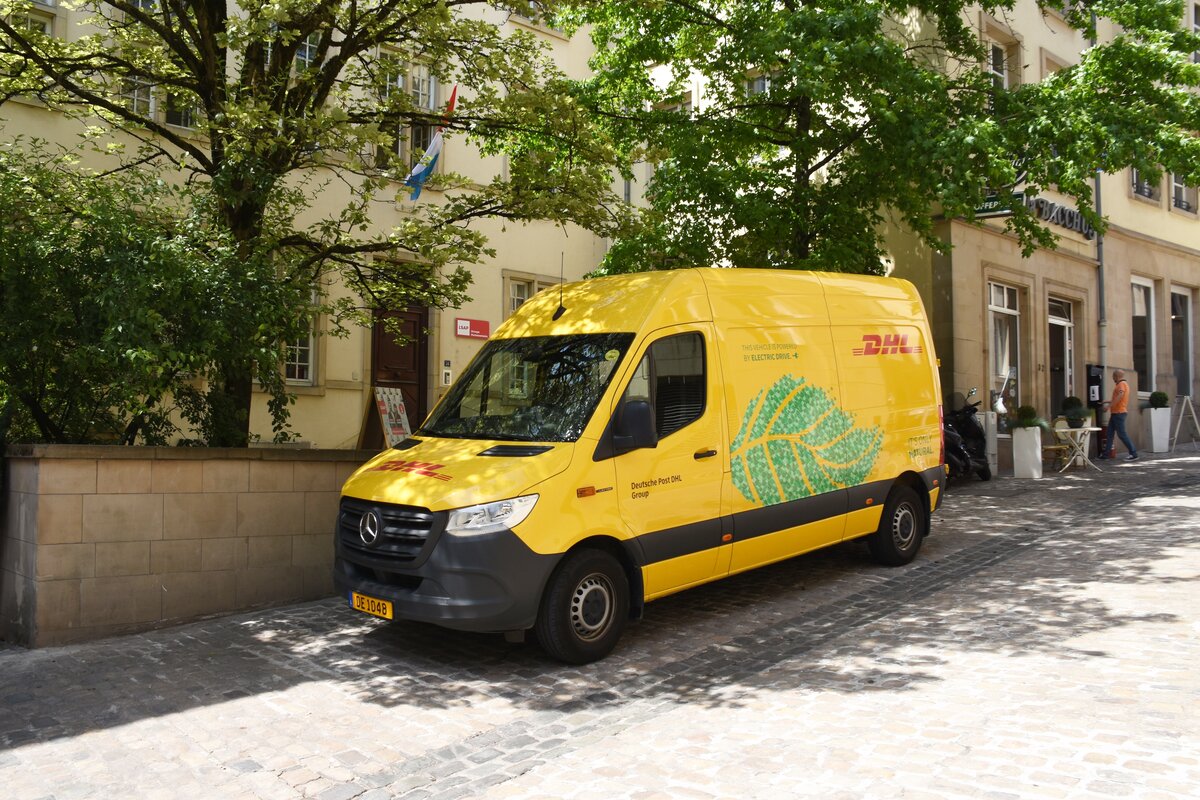 Mercedes-Transporter mit Elektroantrieb als DHL-Fahrzeug in der Rue du St. Esprit (Luxembourg, 20.06.2023)