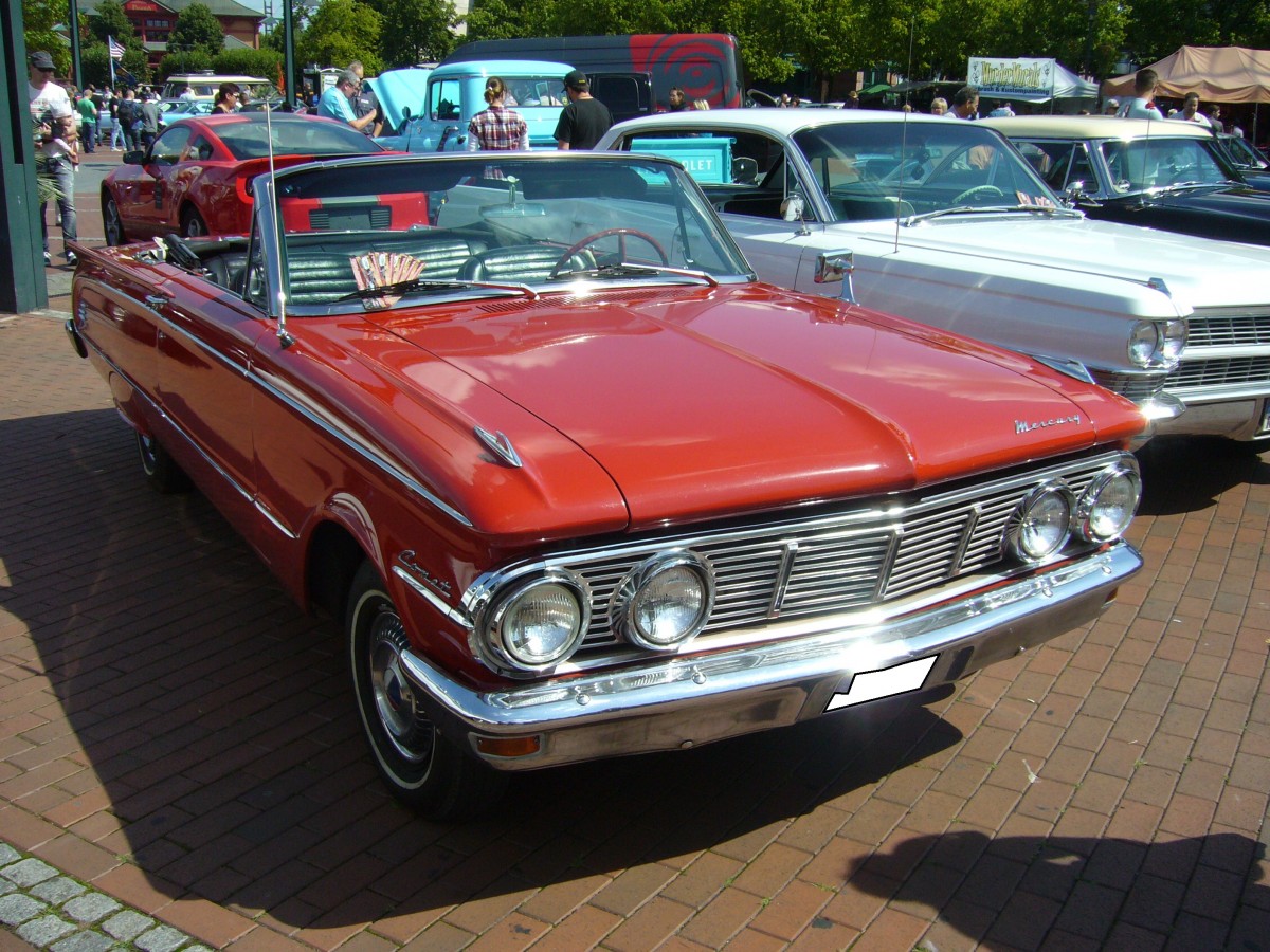 Mercury Comet Convertible des Jahrganges 1963. Der Comet war ein Kompaktmodell der in diesem Modelljahr auf dem Ford Falcon basierte. Im Jahr 1963 konnten die Käufer zwischen einem 2.4l 6-Zylinderreihenmotor und einem 4.7l V8-motor wählen. US-Fahrzeugtreffen am 26.07.2015 in Oberhausen.