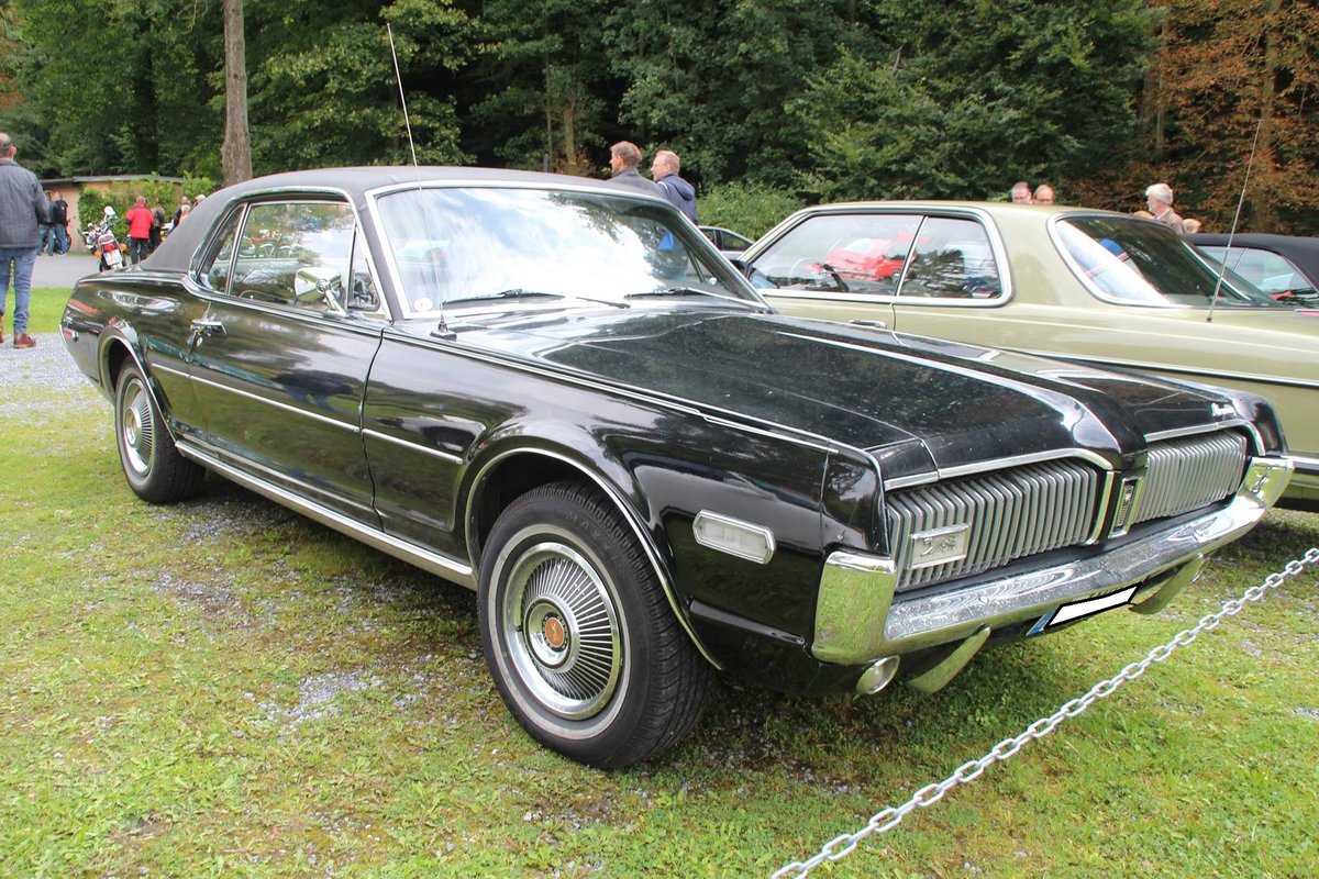 Mercury Cougar des Modelljahres 1967. Im Grunde war der Cougar eine luxuriösere Version, des bereits zwei Jahre zuvor vorgestellten Ford Mustang. Der Cougar war wahlweise mit zwei V8-motoren lieferbar: 4735 cm³ mit 200 PS oder 6384 cm³ mit 324 PS. Oldtimertreffen Schwarzwaldhaus/Neandertal am 17.09.2017. 