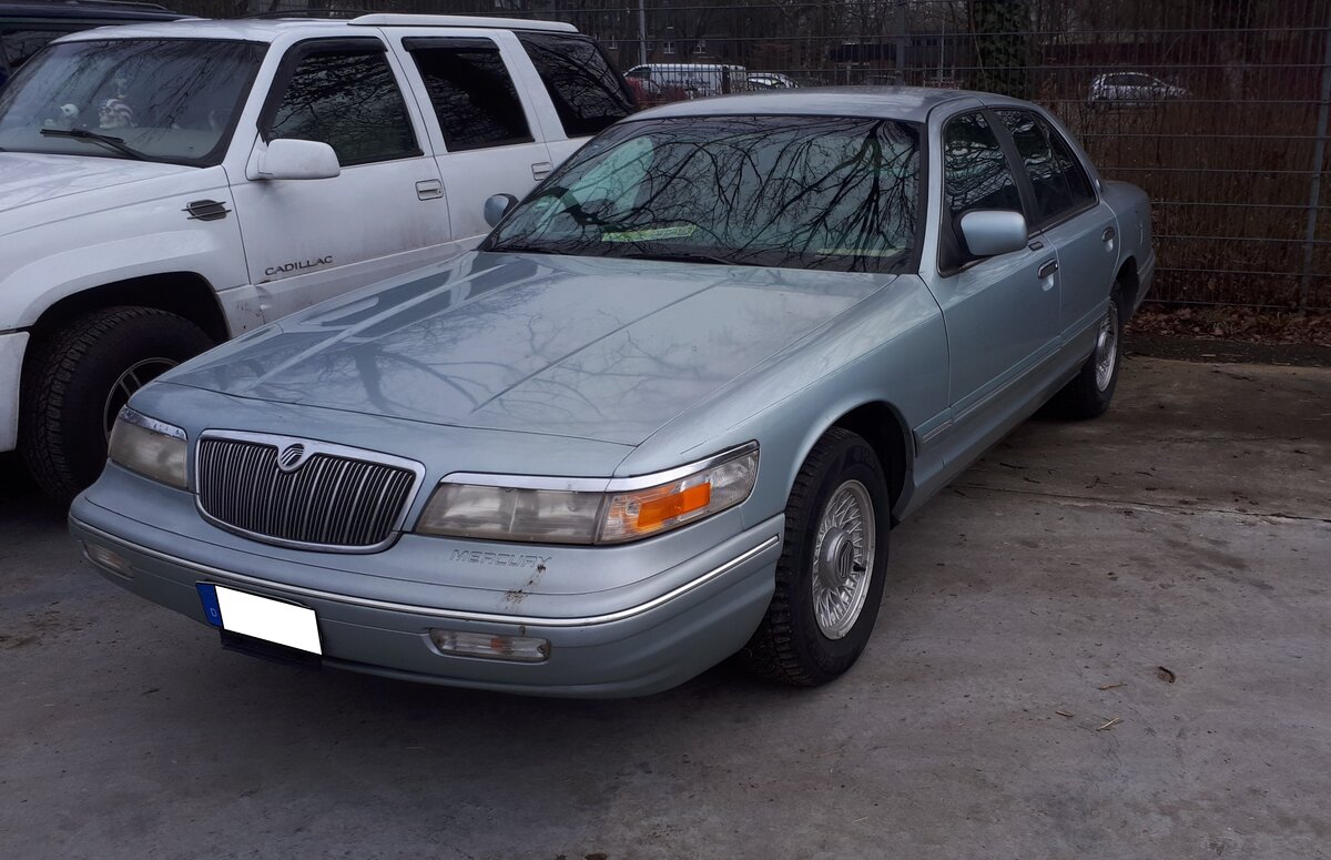 Mercury Grand Marquis im Farbton silver frost aus dem Jahr 1997. Standardmotorisierung war ein V8-Motor mit einem Hubraum von 4.6 Litern und einer Leistung von 190 PS. Oldtimer- und Youngtimertreffen am 08.02.2026 an Mo´s-Bikertreff in Krefeld.