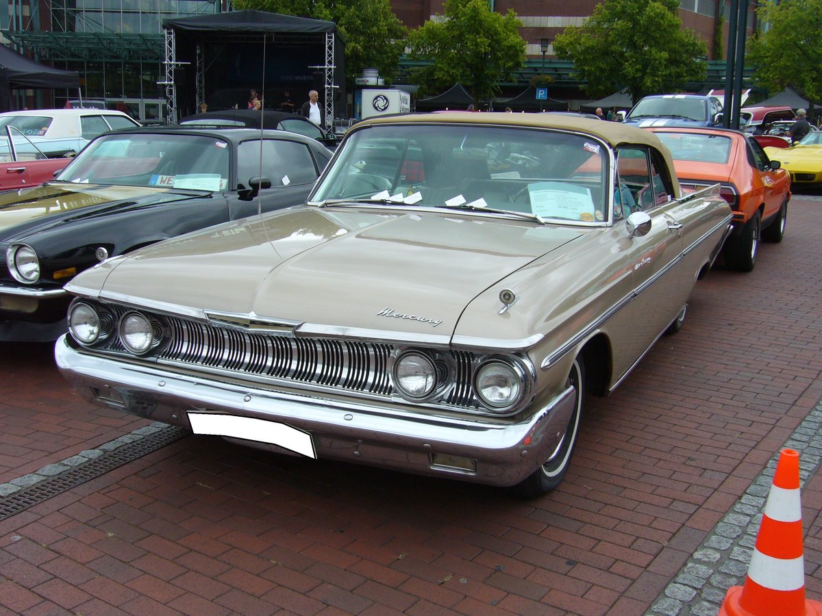 Mercury Monterey Convertible von 1961. Dieses Modell verkaufte sich im Jahre 1961 7053 mal. Angetrieben wird dieses Cabriolet von einem V8-motor, der aus 5.7l Hubraum 310 PS leistet. 14. US-Cartreffen am 29.07.2017 im CentroO.