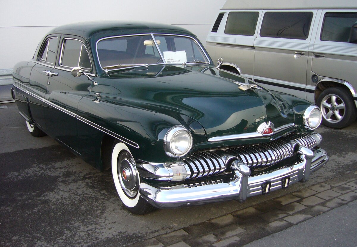 Mercury Series 1CM Sport Sedan des Modelljahres 1951 im Farbton sheffield green. Angetrieben wird der Wagen von einem V8-Motor, der aus einem Hubraum von 4183 cm³ 112 PS leistet. Serienmäßig war der Wagen mit einem Dreigangschaltgetriebe ausgerüstet. Gegen Aufpreis konnte der Wagen auch mit dem neuen Merc-O-Matic Automaticgetriebe bestellt werden, was ca. jeder dritte Käufer auch tat. Von diesem, viertürigen, Modell verkaufte die Ford-Division Mercury im Jahr 1951 zum Preis ab US$ 2000,00 genau 157.648 Fahrzeuge. Techno Classica Essen am 06.04.2024.