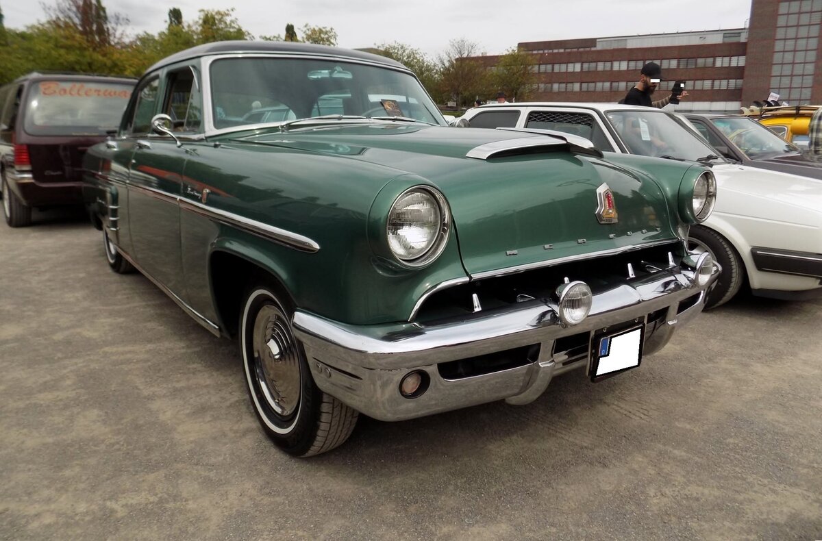 Mercury Series 3M  Monterey  fourdoor Sedan aus dem Jahr 1953. Im Modelljahr 1953 hatte die Ford-Division Mercury die beiden Baureihen Series 3M  Custom  und die etwas h�herwertig ausgestattete Baureihe 3M  Monterey  im Verkaufsprogramm. Vom viert�rigen  Monterey  verkaufte Mercury 1953 76.119 Fahrzeuge zu einem Preis ab US$ 2133,00,00. Der Kaufinteressent konnte zwischen zw�lf Standardfarben und f�nf Metalliclackierungen w�hlen. Der Erstbesitzer dieses  Monterey  hat bei der Bestellung die Farbe sherwood green angekreuzt. Das Modell war nur mit einer Motorisierung lieferbar, einem V8-Motor mit einem Hubraum von4183 cm� und einer serienm��igen Leistung von 125 PS. Au�erdem hat der Erstbesitzer damals das Automatic-Getriebe Merc-O-Matic mit bestellt. Oldtimertreffen Nordstern Klassik in Gelsenkirchen am 16.08.2026.