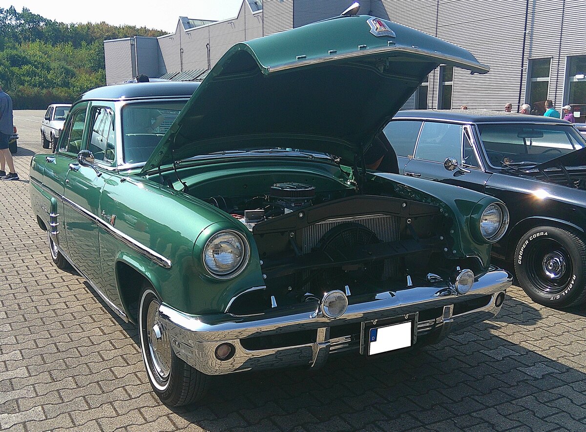 Mercury Series 3M  Monterey  fourdoor Sedan aus dem Jahr 1953. Im Modelljahr 1953 hatte die Ford-Division Mercury die beiden Baureihen Series 3M  Custom  und die etwas h�herwertig ausgestattete Baureihe 3M  Monterey  im Verkaufsprogramm. Vom viert�rigen  Monterey  verkaufte Mercury 1953 76.119 Fahrzeuge zu einem Preis ab US$ 2133,00,00. Der Kaufinteressent konnte zwischen zw�lf Standardfarben und f�nf Metalliclackierungen w�hlen. Der Erstbesitzer dieses  Monterey  hat bei der Bestellung die Farbe sherwood green angekreuzt. Das Modell war nur mit einer Motorisierung lieferbar, einem V8-Motor mit einem Hubraum von4183 cm� und einer serienm��igen Leistung von 125 PS. Au�erdem hat der Erstbesitzer damals das Automatic-Getriebe Merc-O-Matic mit bestellt. Oldtimertreffen Nordstern Klassik in Gelsenkirchen am 16.08.2026.