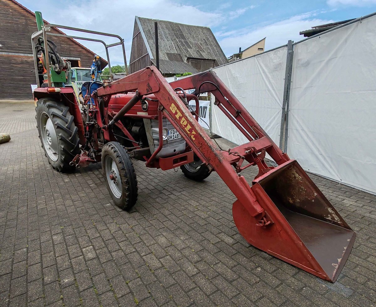 =MF 148 mit Stoll-Frontlader, gesehen beim Ortsjubiläum  1000 Jahre Eiterfeld-Ufhausen  im Juni 2025