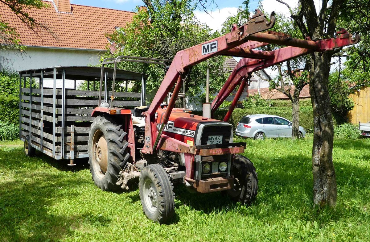 =MF 235 mit Viehanhänger, ausgestellt beim Ortsjubiläum von Spahl im Juni 2017