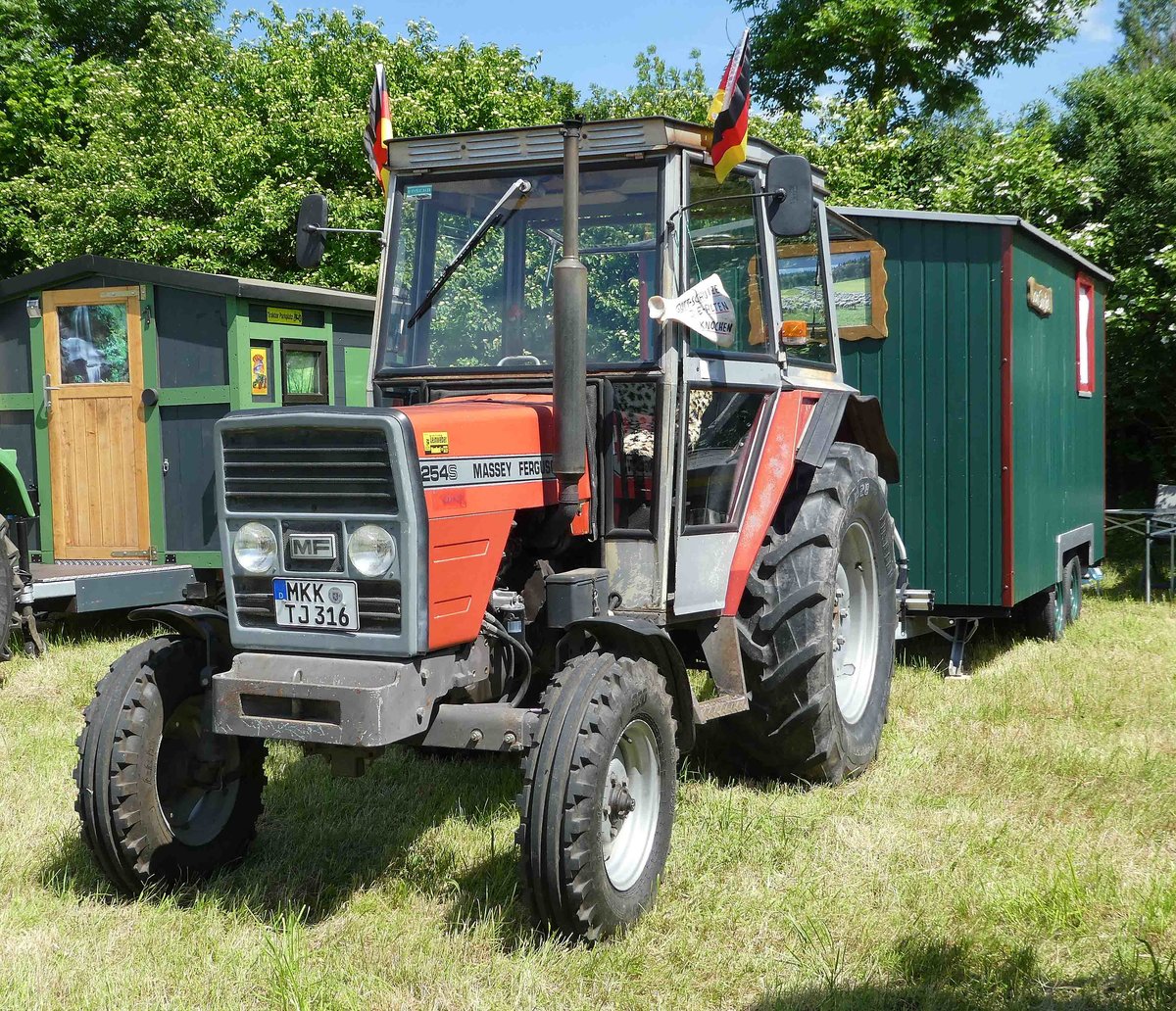 =MF 254 S, ausgestellt bei der Traktorenaustellung der Fendt-Freunde Bad Bocklet im Juni 2019