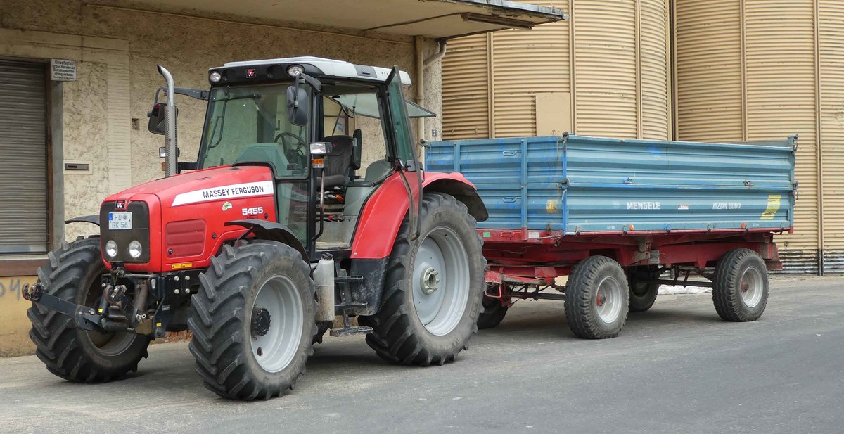 MF 5455 steht zur Getreideanlieferung auf dem Betriebshof der Raiffeisen-Warenzentrale in Hünfeld, 08-2019