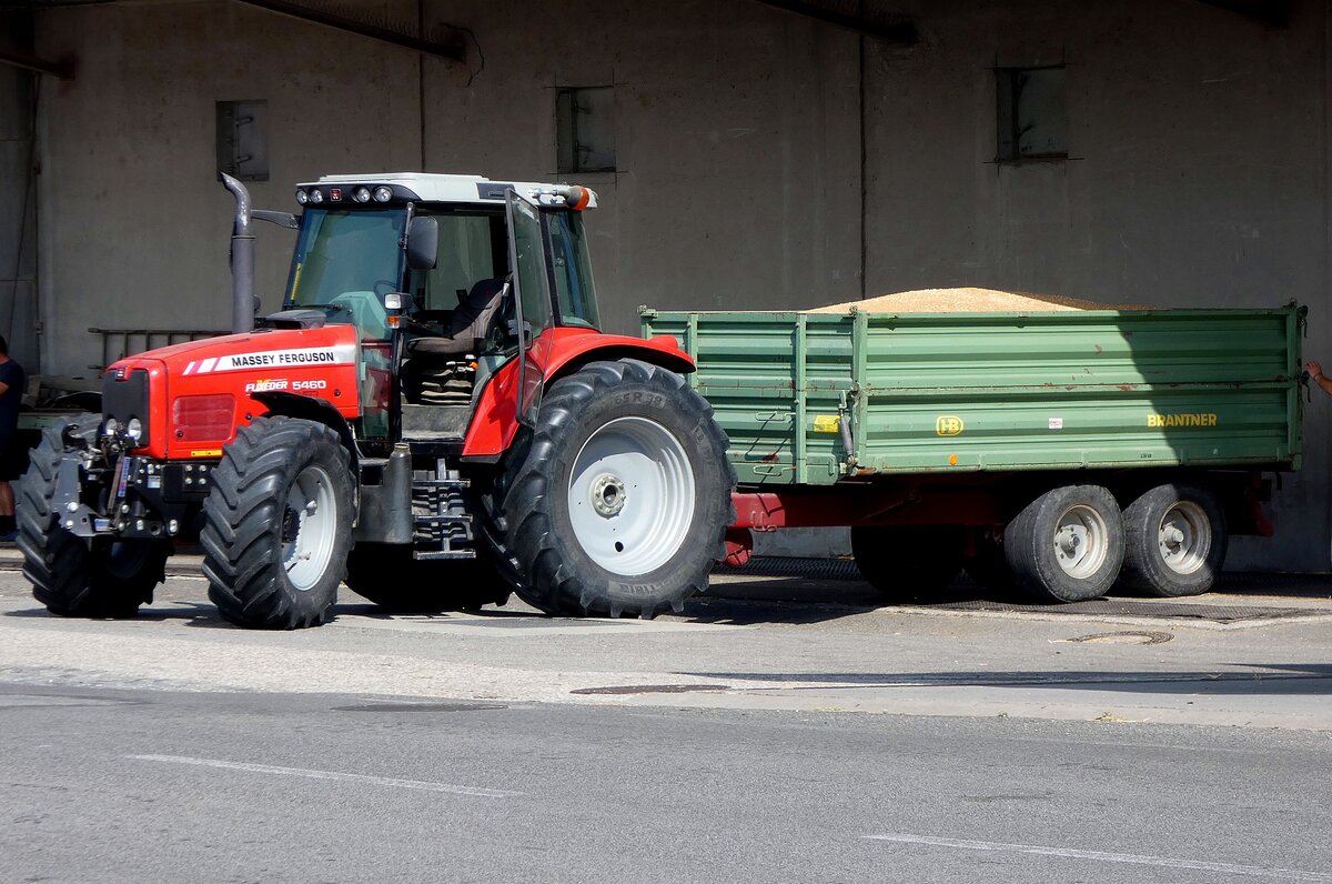 MF-5460 (Leistung:115PS; Hubraum:4400ccm; Produktionszeitraum: 2003-12) bei der Anlieferung von Getreide bei einem Umschlagsilo; 260718