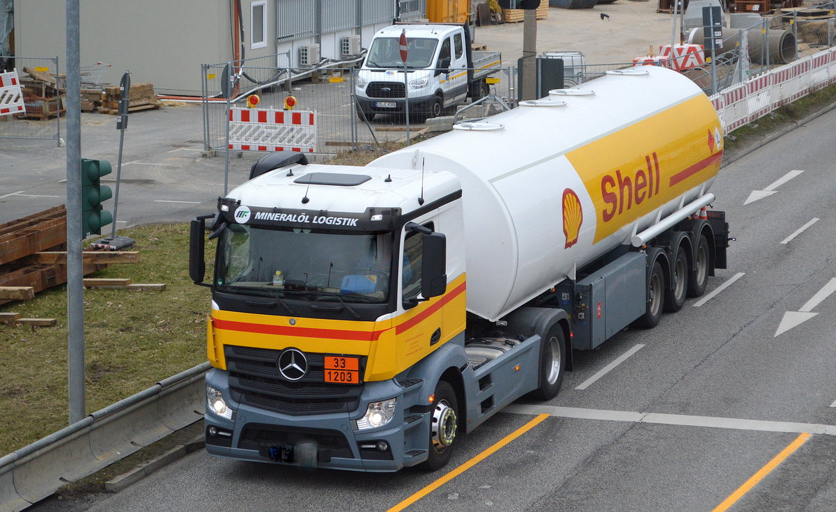 MF Mineralöl-Logistik GmbH mit einem Tank-Sattelzug mit MB ACTROS Zugmaschine (Befüllung siehe UN-Nr.: 33/1203 = Benzin) für das Unternehmen Royal Dutch Shell am 04.03.21 Berlin Marzahn.