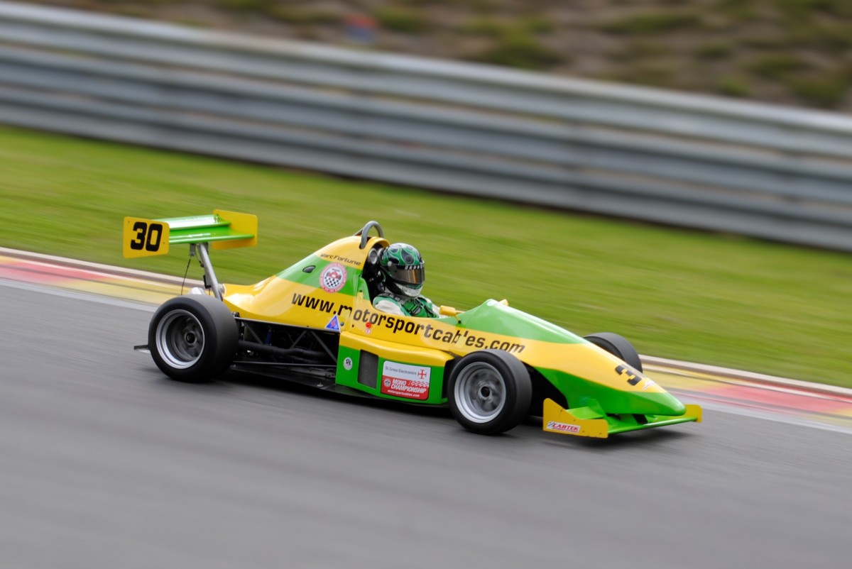 M.Fortune auf JEDI MK6 [Suzuki], beim Rennen des Monoposto Racing Club & Ford Kent,Spa Summer Classic 15.6.2013. Mitgezogen und schräg in Szene gesetzt um Dynamik auszudrücken!