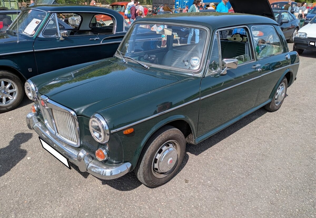 MG 1300. Der MG 1300 wurde Ende der 1960er bis Anfang der 1970er Jahre produziert und gehört zur BMC ADO16-Baureihe, die zur damaligen Zeit in Großbritannien zu den meistverkauften Automodellen zählte. Während viele ADO16-Modelle unter verschiedenen Markennamen liefen, setzte der MG 1300 auf einen sportlichen Charakter mit exklusiveren Ausstattungen. In Spanien wurde das Modell von Leyland-Authi in der Nähe von Pamplona gefertigt. Natürlich als Linkslenker und mit vier Türen. Eine Besonderheit, da die viertürige Version in Großbritannien nicht zu bekommen waren. Zur Geschichte: Die BMC ADO16-Baureihe kam 1962 auf den Markt und wurde unter den Labels von Austin, Morris, Wolseley, Riley und eben MG vertrieben. Der MG 1300 unterscheidet sich insbesondere durch einen stärkeren Motor mit SU-Doppelvergaser und einer sportlicheren Fahrwerksabstimmung. Der gezeigte Wagen ist ein MK2, also der zweiten Baureihe und wurde im August 1968 erstmalig zugelassen. Der Vierzylinderreihenmotor hat einen Hubraum von 1275 cm³ und leistet 70 PS. Classic car show at Chepstow race course/South Wales am 27. April 2025.