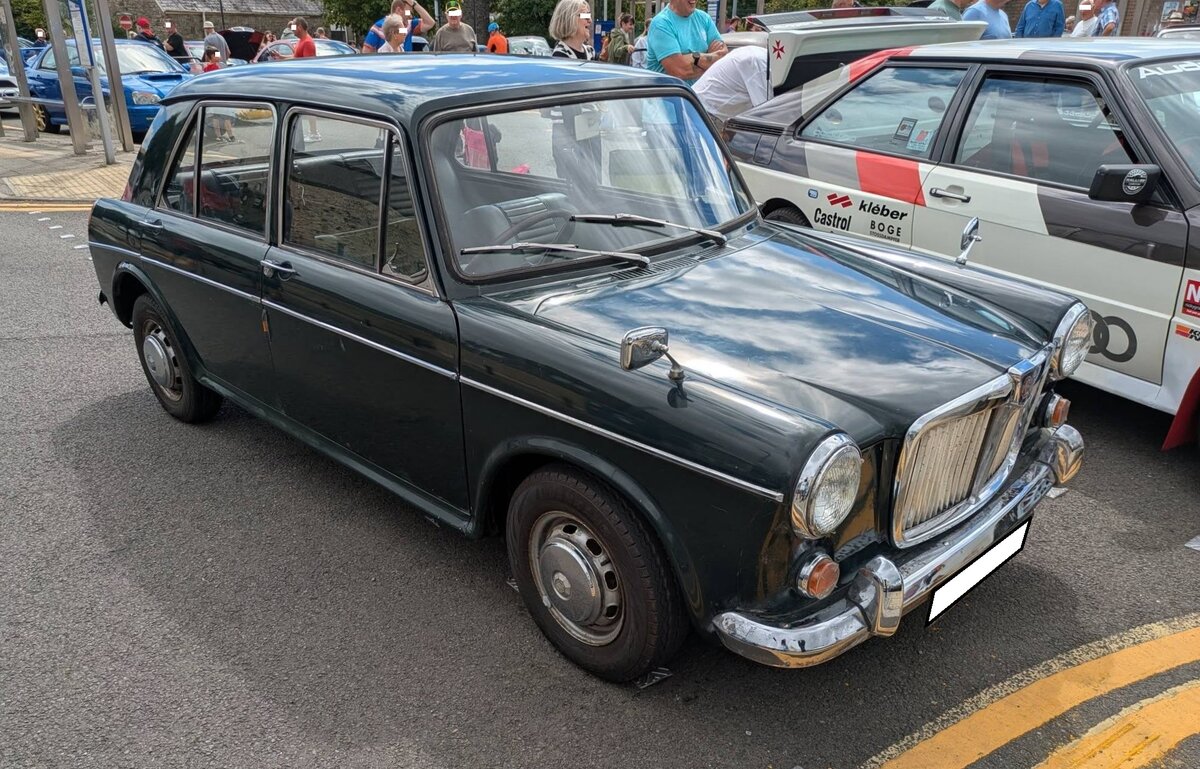 MG 1300. Der MG 1300 wurde Ende der 1960er bis Anfang der 1970er Jahre in rund 33.000 Einheiten produziert und geh�rt zur BMC ADO16-Baureihe, die zur damaligen Zeit in Gro�britannien zu den meistverkauften Automodellen z�hlte. W�hrend viele ADO16-Modelle unter verschiedenen Markennamen liefen, setzte der MG 1300 auf einen sportlichen Charakter mit exklusiveren Ausstattungen. In Spanien wurde das Modell von Leyland-Authi in der N�he von Pamplona gefertigt. Zur Geschichte: Die BMC ADO16-Baureihe kam 1962 auf den Markt und wurde unter den Labels von Austin, Morris, Wolseley, Riley und eben MG vertrieben. Der MG 1300 unterscheidet sich insbesondere durch einen st�rkeren Motor mit SU-Doppelvergaser und einer sportlicheren Fahrwerksabstimmung. Der gezeigte Wagen ist ein MK2, also der zweiten Baureihe und wurde 08. M�rz 1968 erstmalig zugelassen. Der Vierzylinderreihenmotor hat einen Hubraum von 1275 cm� und leistet 70 PS. Brynmawr Classic Car Show/South Wales am 26.07.2026.
